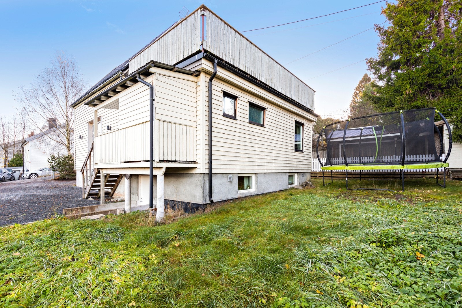 Plass til trampoline i hagen. Galleribilde