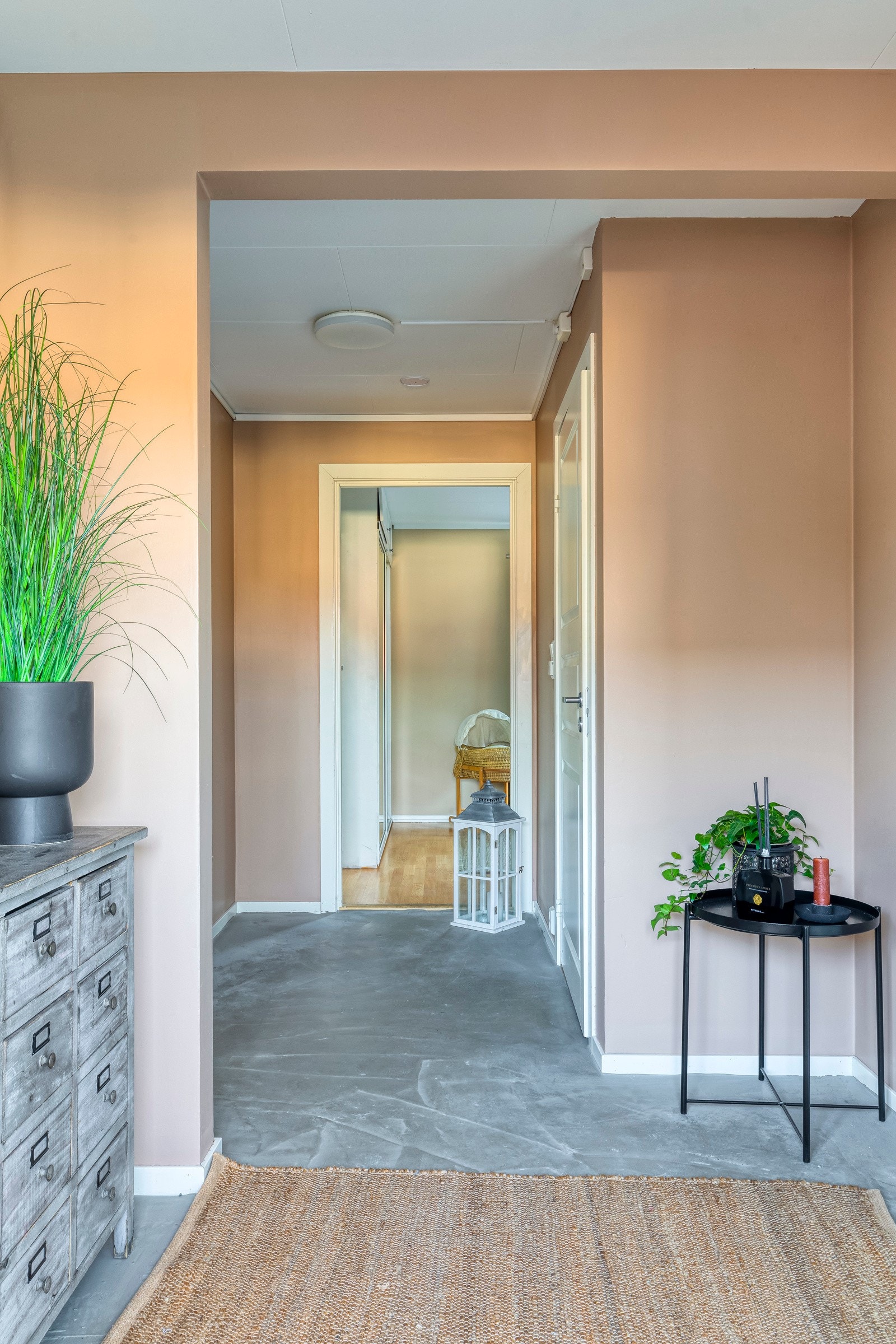 Gangen i 1.etasje er holdt i moderne farge. Galleribilde