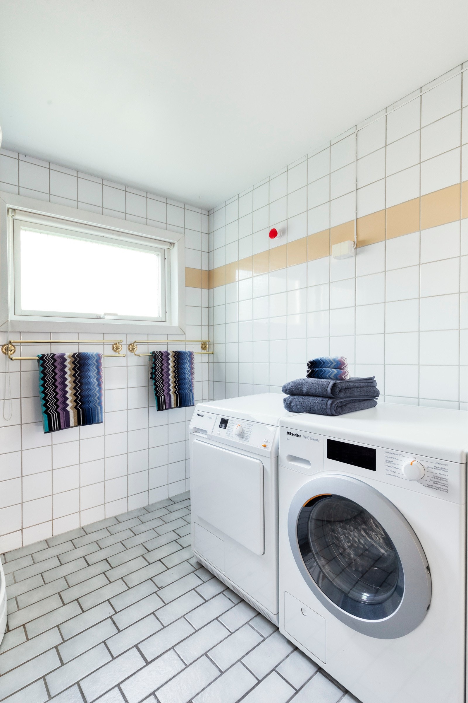 Opplegg for vaskemaskin på badet. Galleribilde