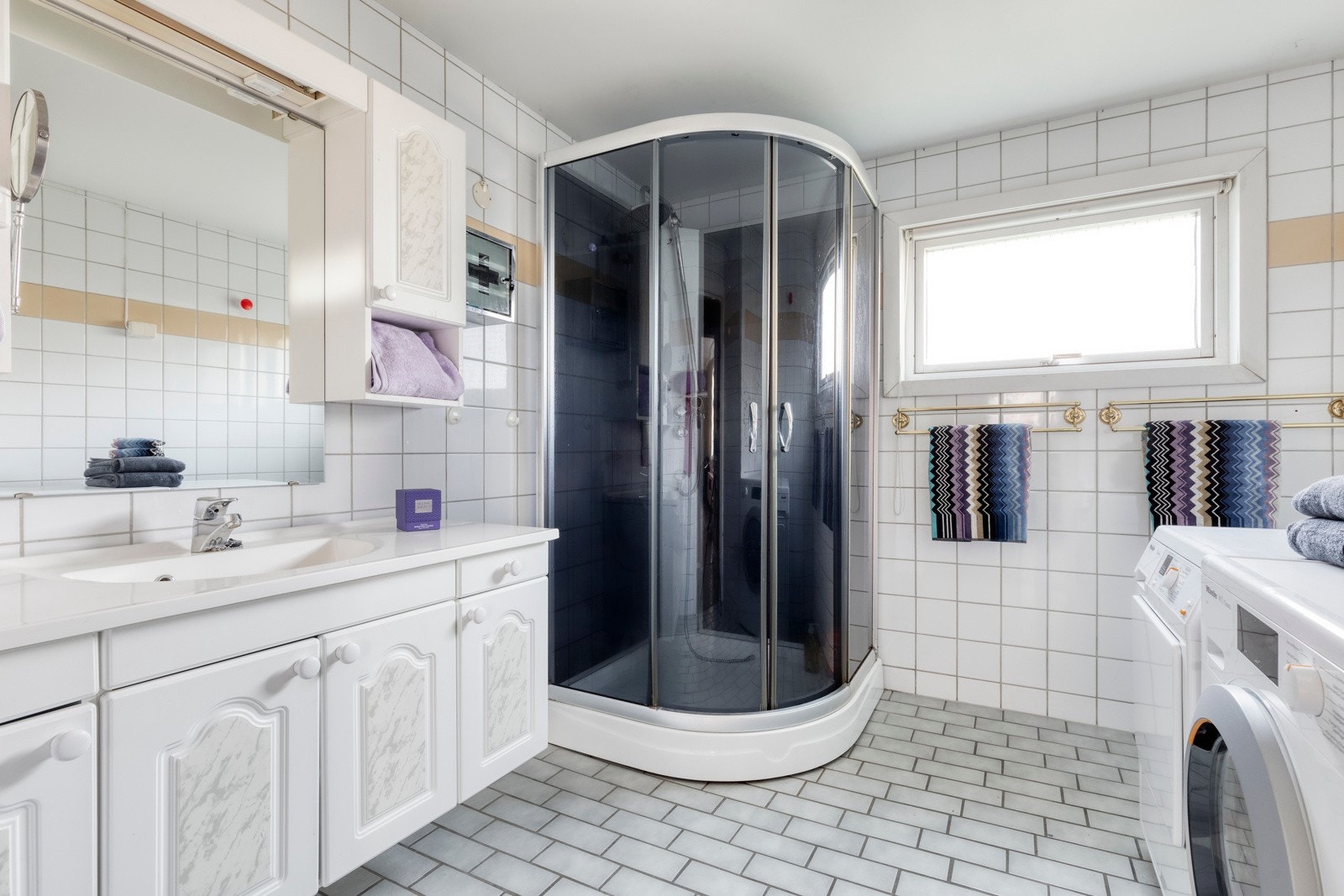 Badet i 1.etasje er utstyrt med dusjkabinett og skapseksjon med helstøpt servant. Galleribilde