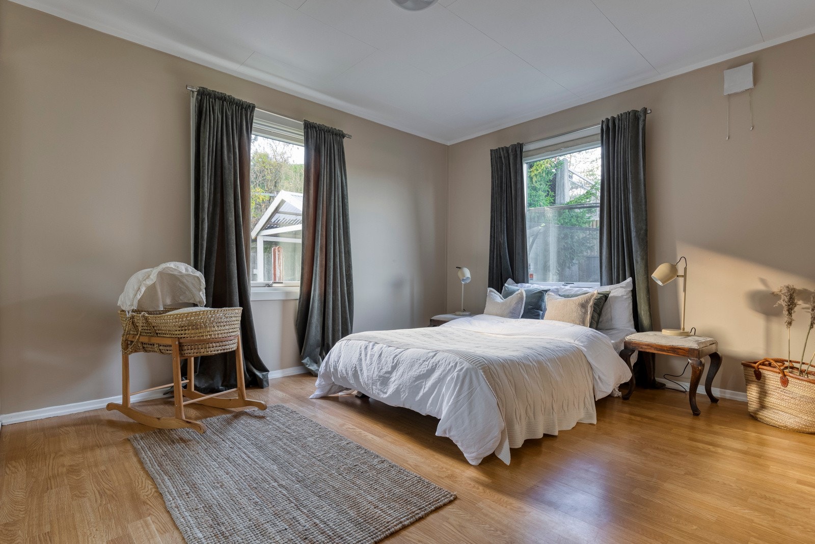 Hovedsoverommet i 1.etasje er lyst og romslig og har godt med skapplass i skyvedørsgarderobe med speilfronter. Galleribilde