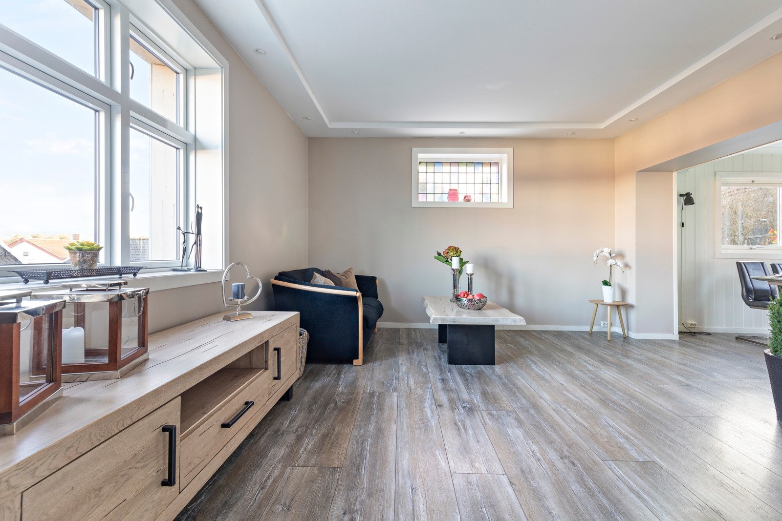 Det er store vindusflater som gir godt med lysinnslipp. Galleribilde