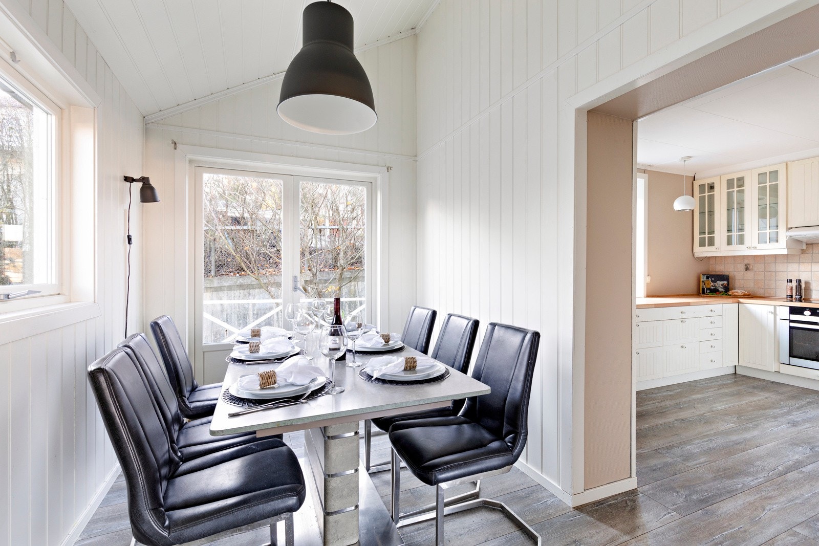 Fin plass til spisestue i tilknytning til kjøkkenet. Galleribilde