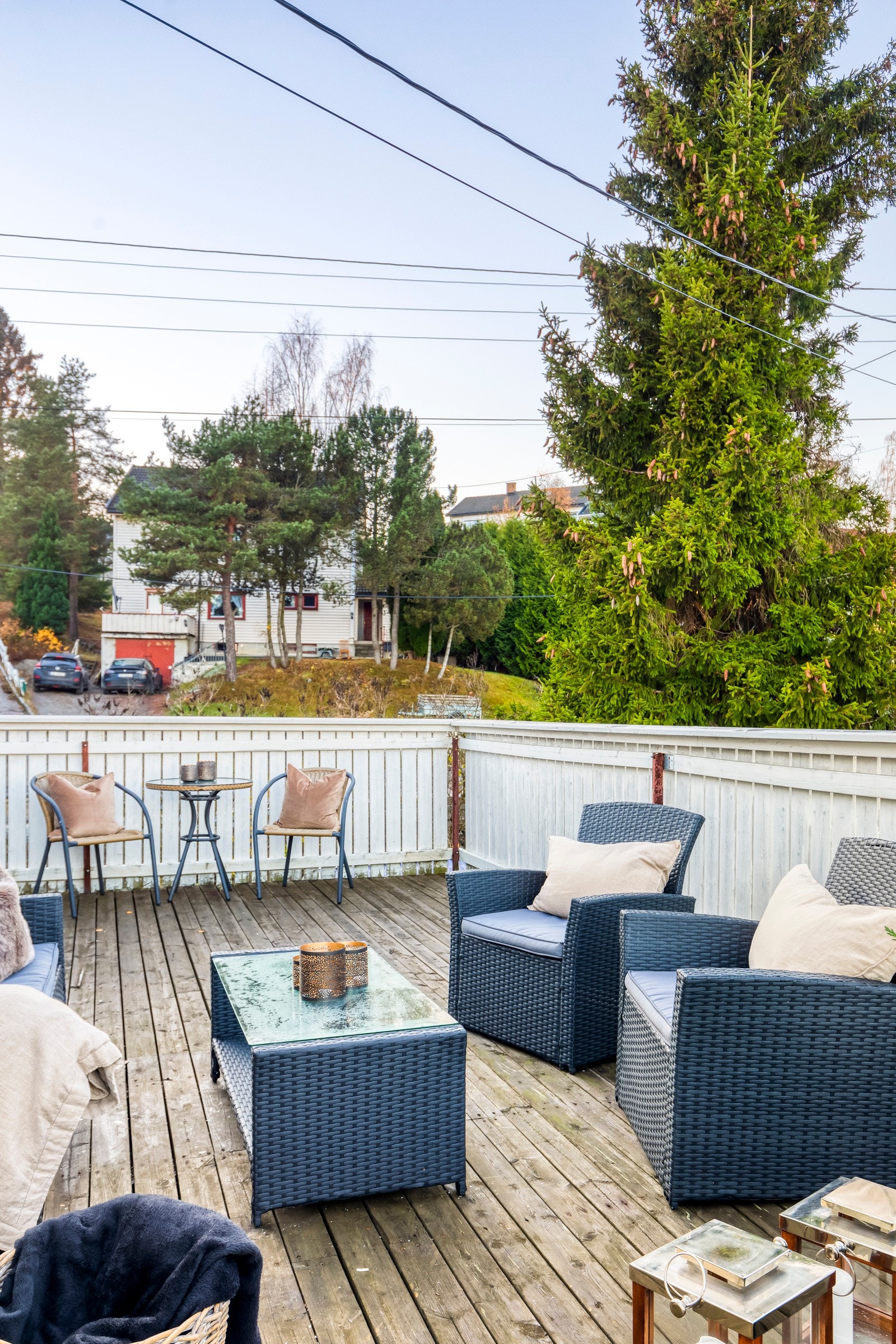 Fin plass til utemøblement, grill og planter. Galleribilde