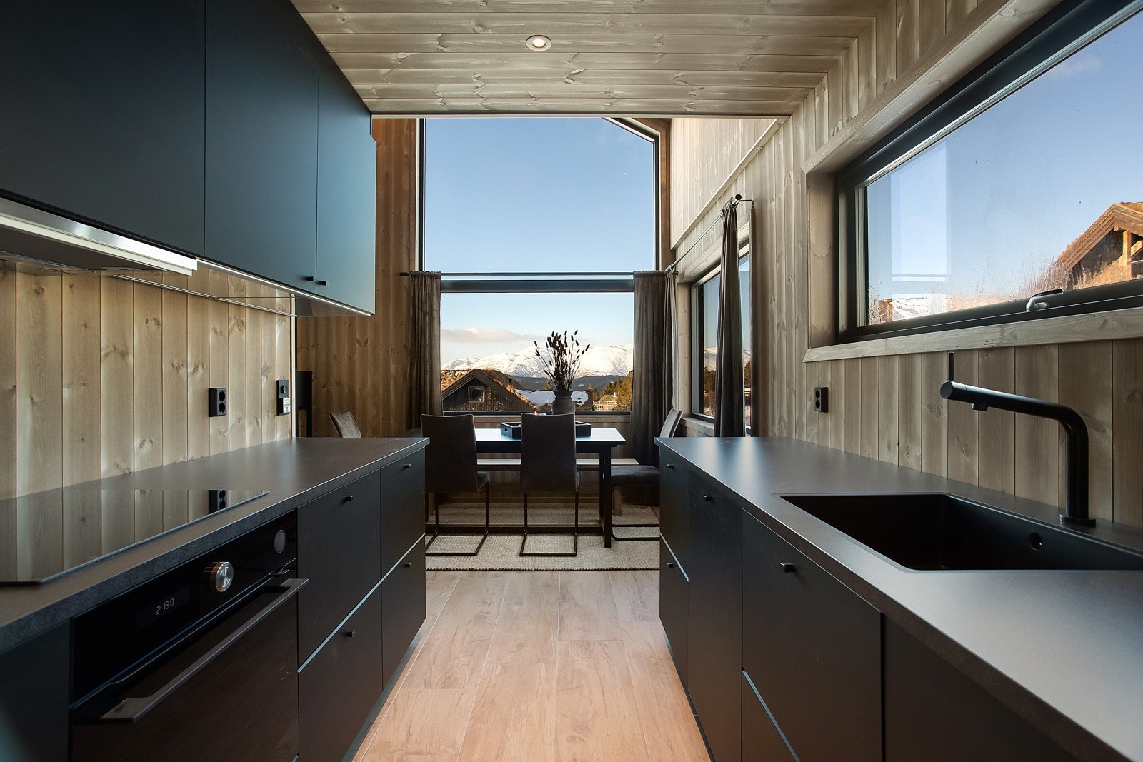 Innredningen har godt med skap og benkeplass Galleribilde