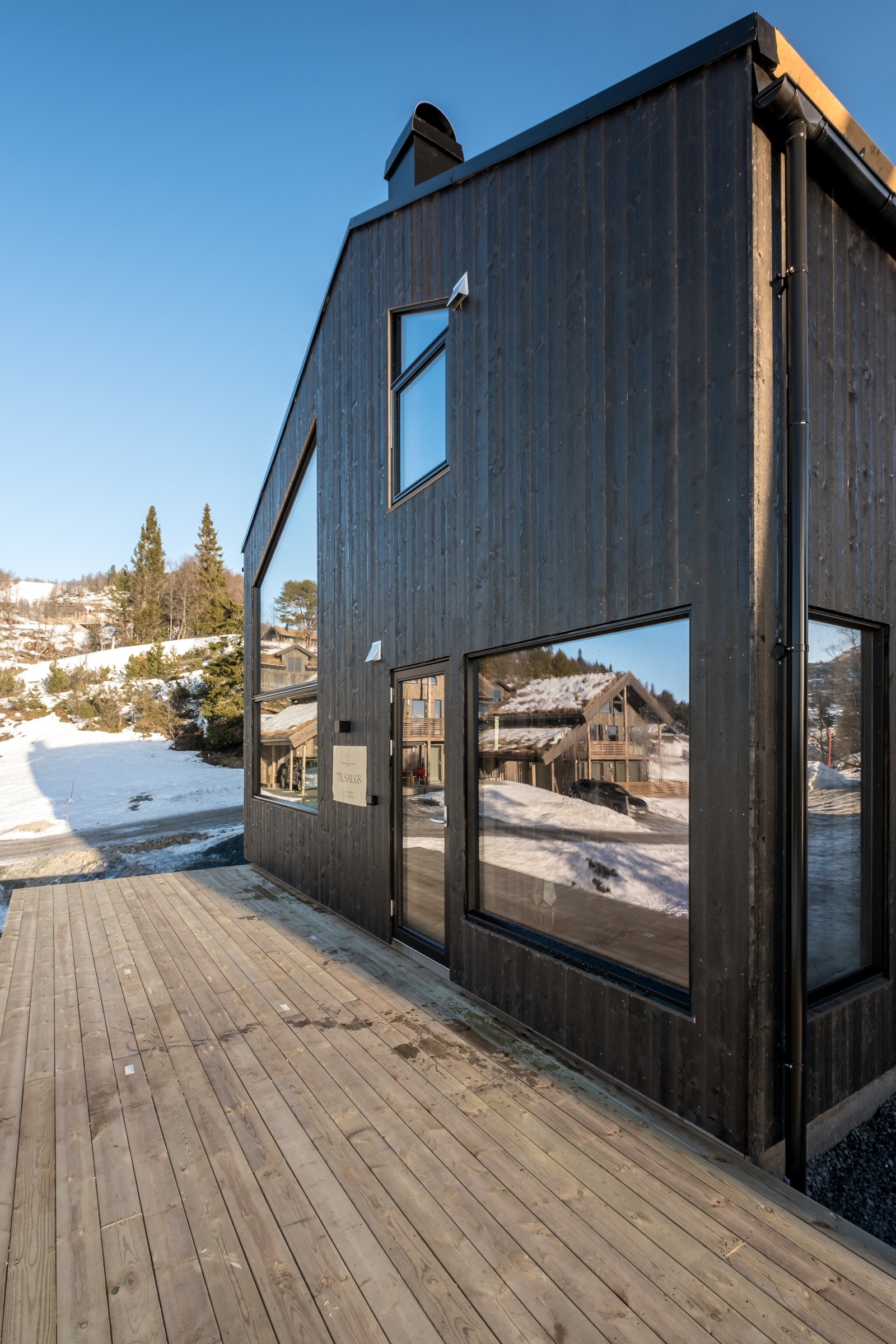 Hytta ligger i vestvendt plassert slik at man vil få mange fine stunder i kveldssola, samtidig som at man kan nyte solveggen hele dagen. Galleribilde