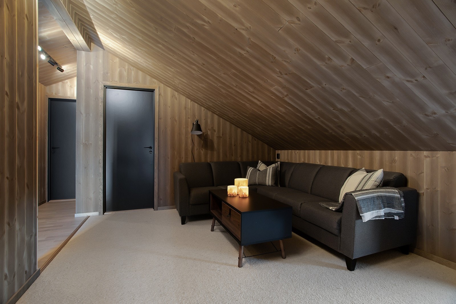 Koselig loftstue med opplegg til TV og medialøsninger, perfekt for barna eller dersom man ønsker å trekke seg tilbake med en god bok! Galleribilde