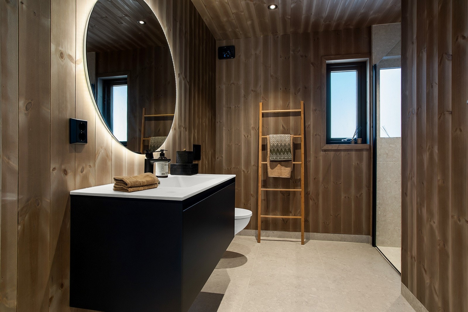 Lekkert og tidsmessig bad i moderne farger med flislagt gulv og panel på vegg. Galleribilde