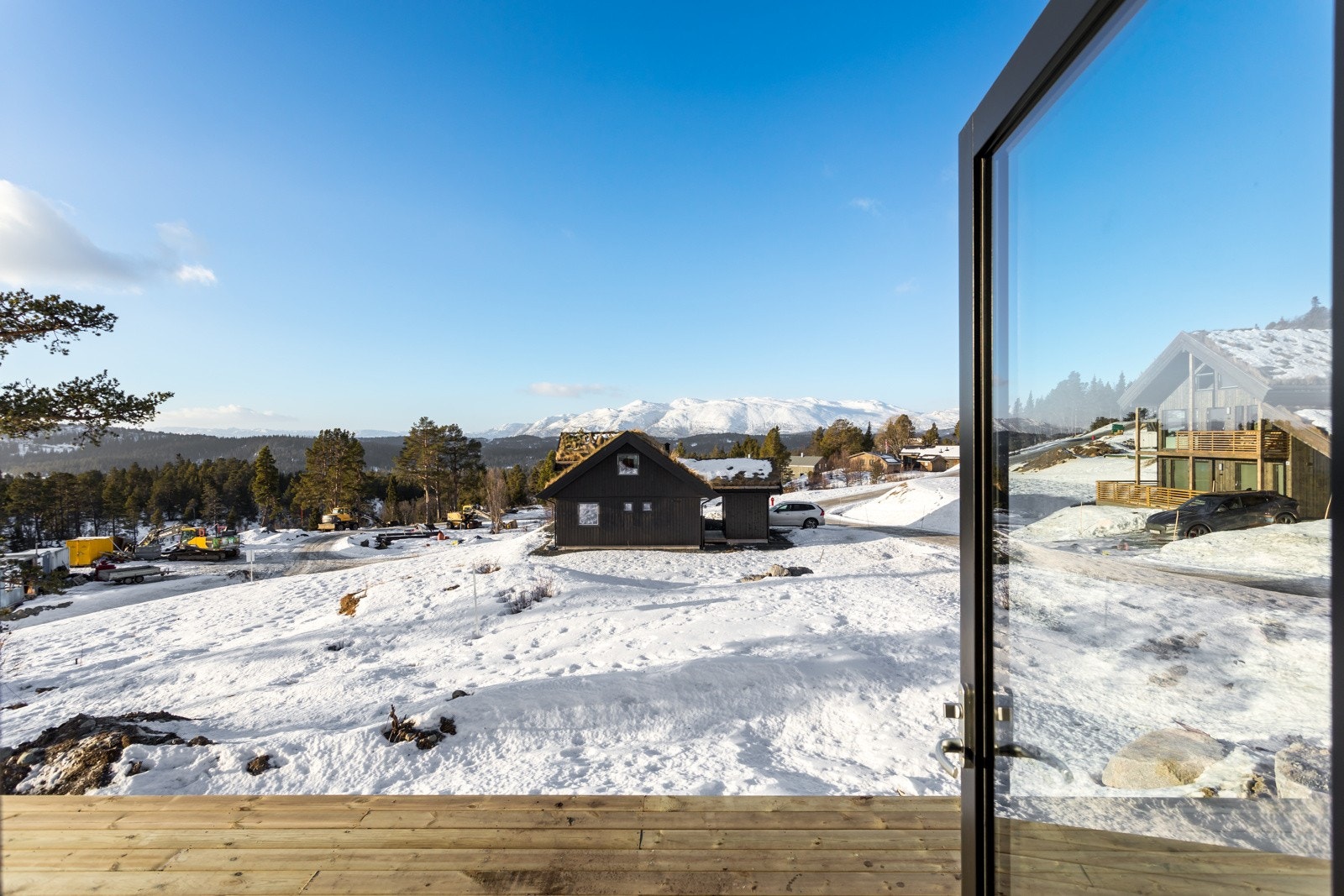 Fra stuen/spisestuen er det dør ut til uteområdet. Her kan man enkelt flytte matserveringen ut. Galleribilde
