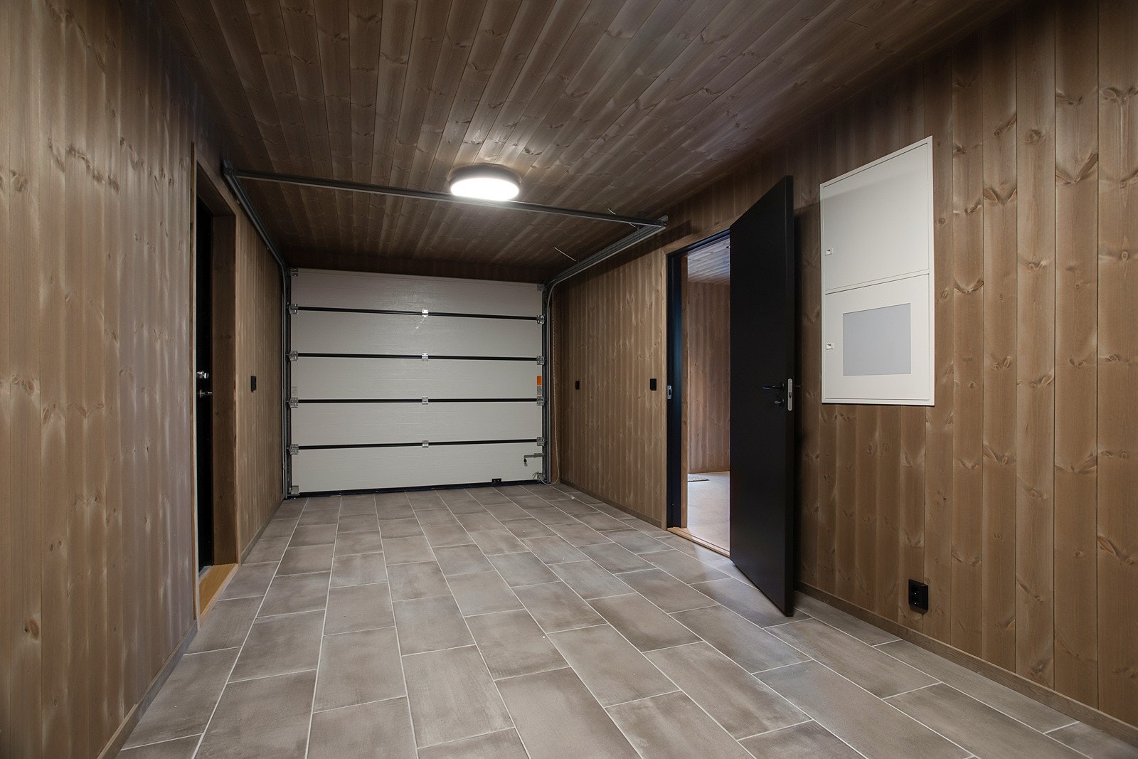 Integrert garasje med direkte adkomst inn til hytta. Fantastisk til bruk som smørebod, til ved og annet utstyr også! Galleribilde