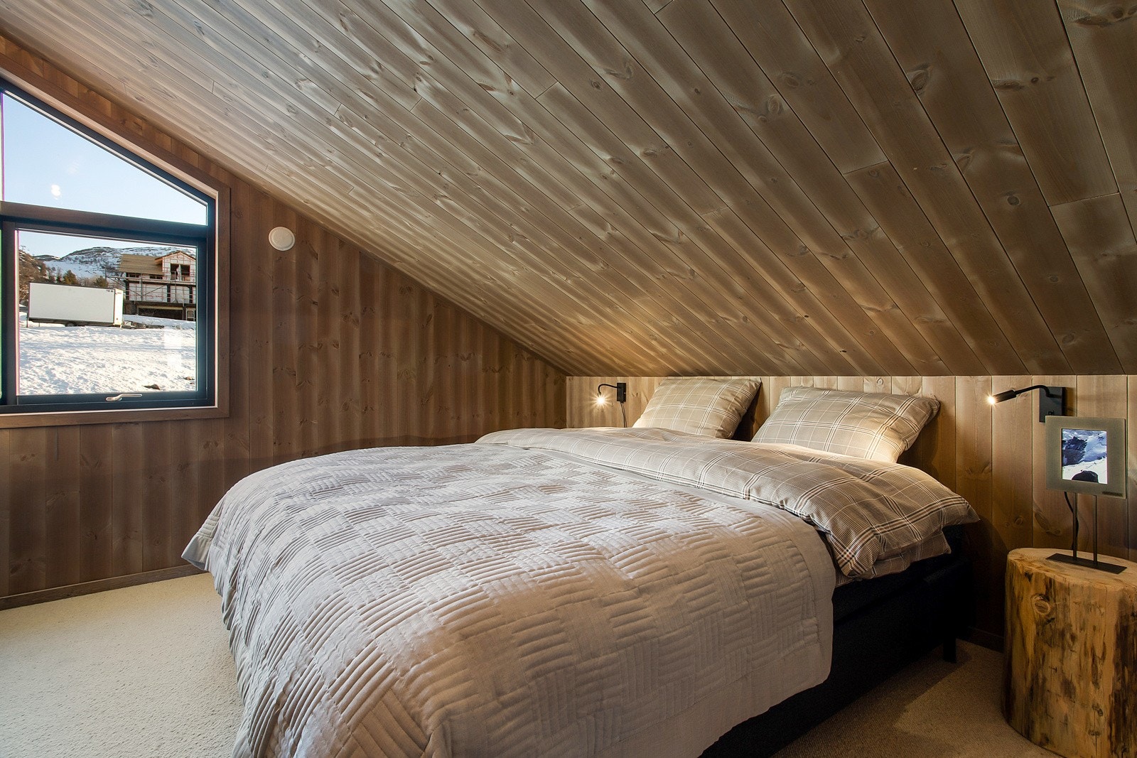 Soverom II innredet med dobbeltseng. Galleribilde