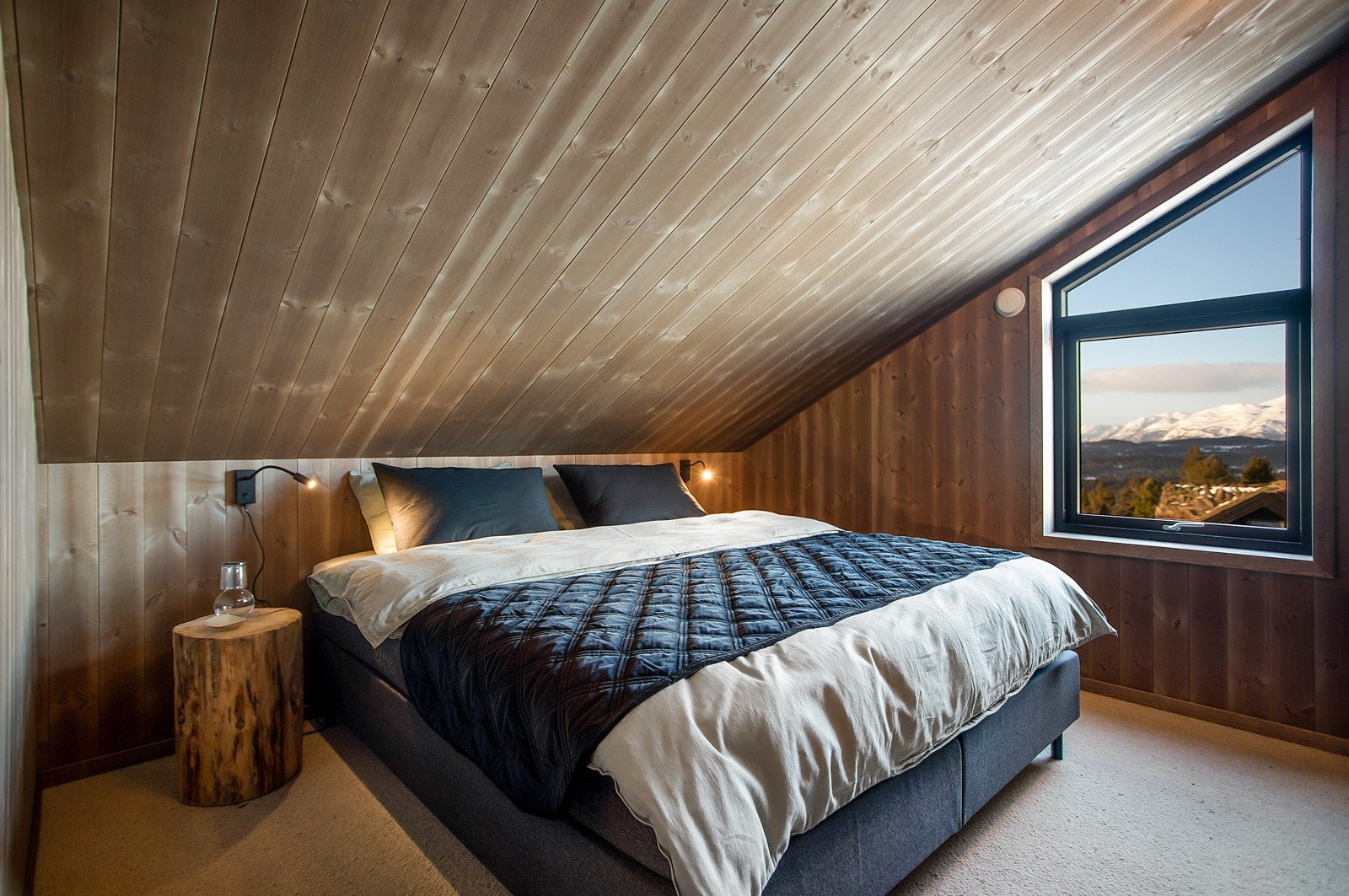 Hovedsoverom med plass til dobbeltseng og garderobeskap. Hytta har 4 soverom. Galleribilde