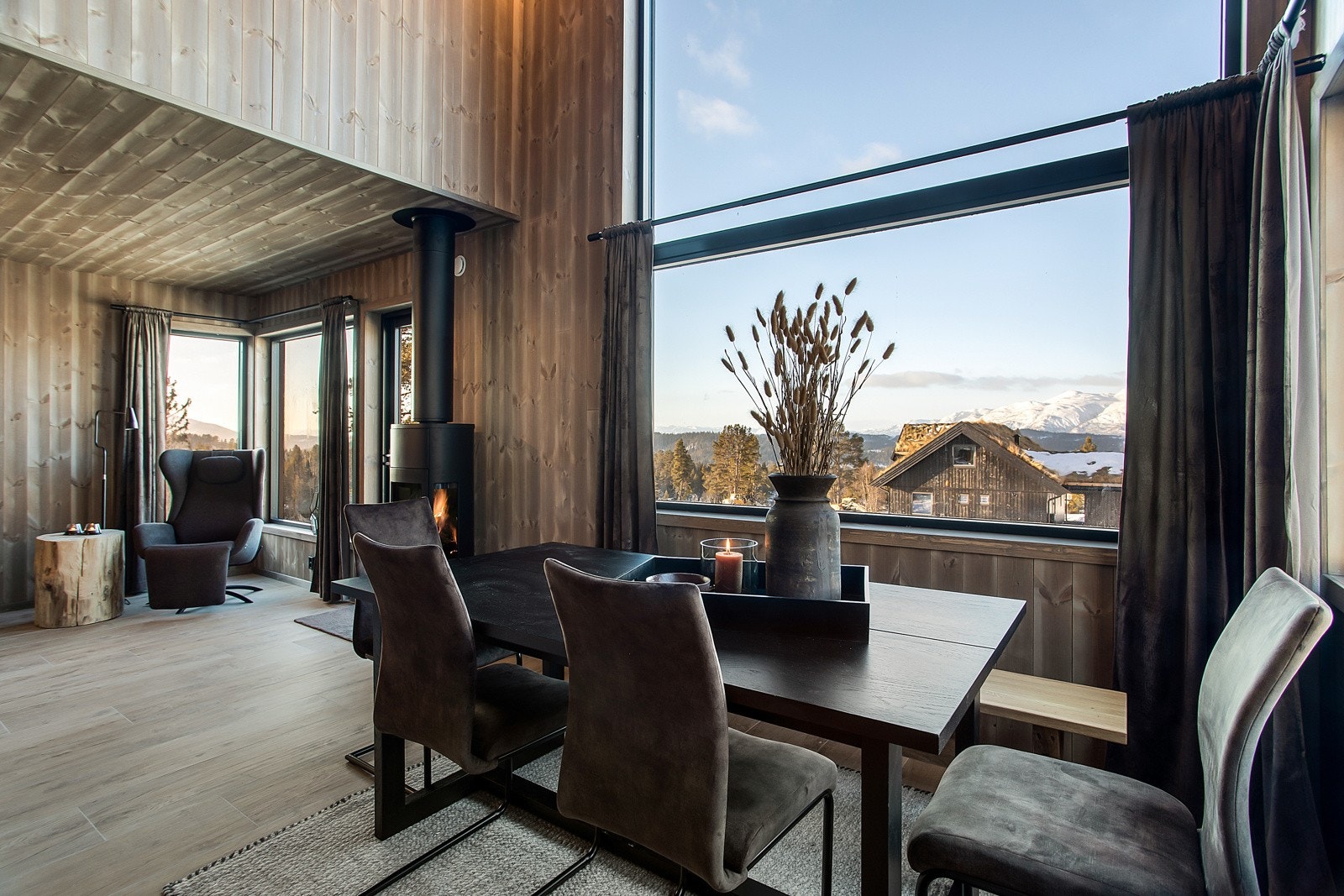 Store vinduer bringer inn rikelig med dagslys og utsikt inn i spisestue og stue. God plass til spisestue i tilknytning til kjøkken. Galleribilde