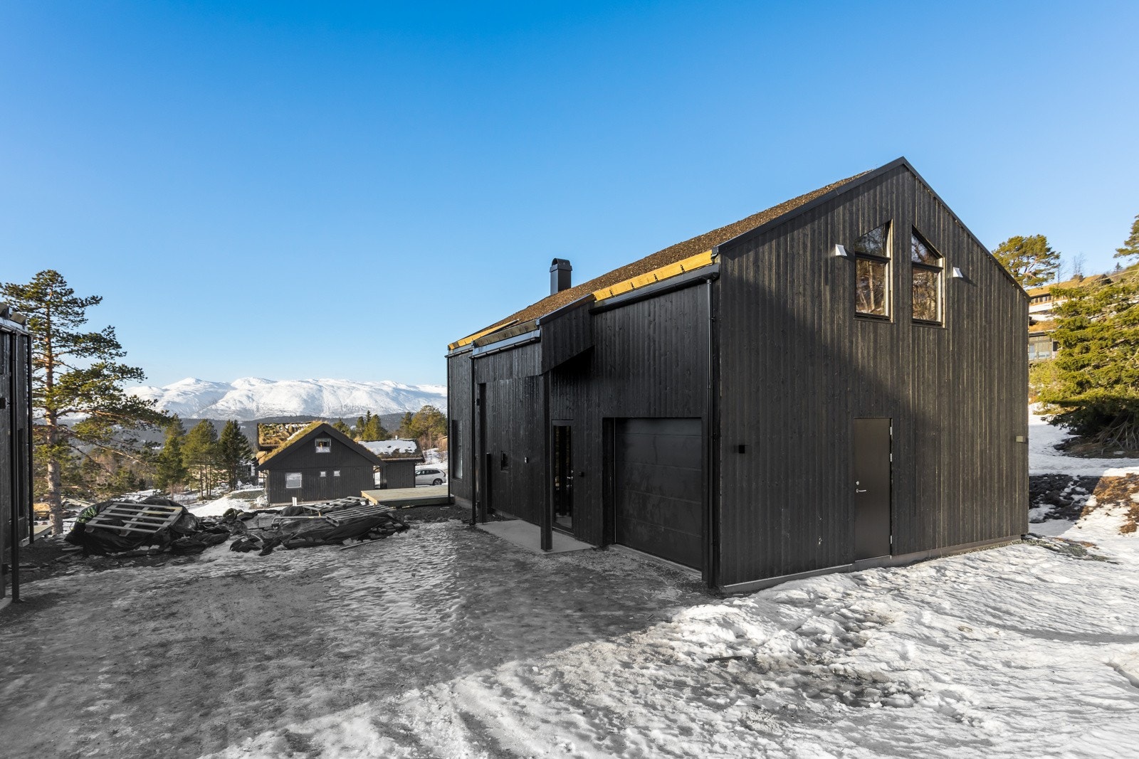 Bilvei helt frem og romslig parkering utenfor hytteveggen, samt inni garasje! Velkommen inn! Galleribilde