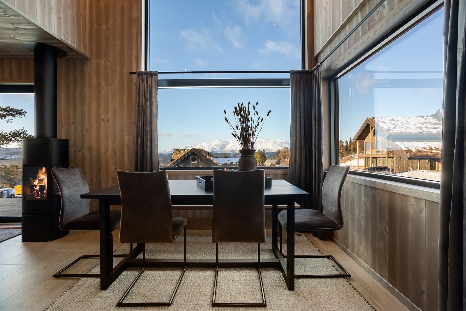 Når man sitter ved spisebordet har man en fantastisk utsikt gjennom store vindusflater Galleribilde