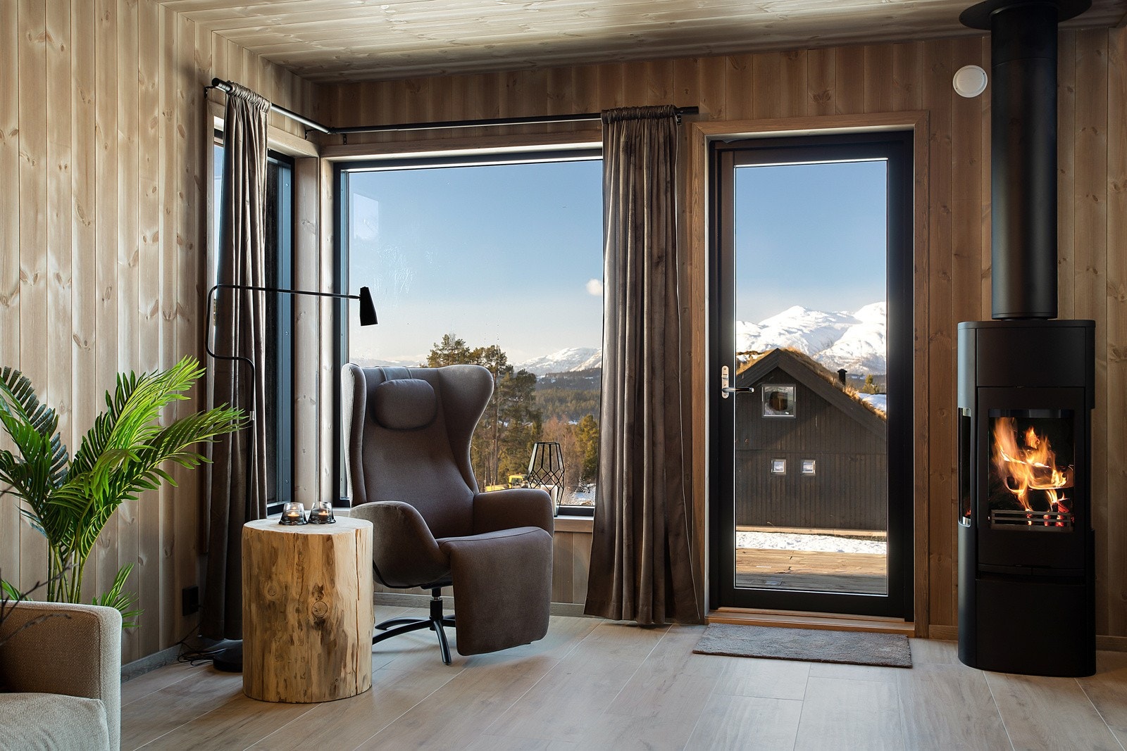 Hyggelig stue med flott peisovn som setter stemningen. Galleribilde