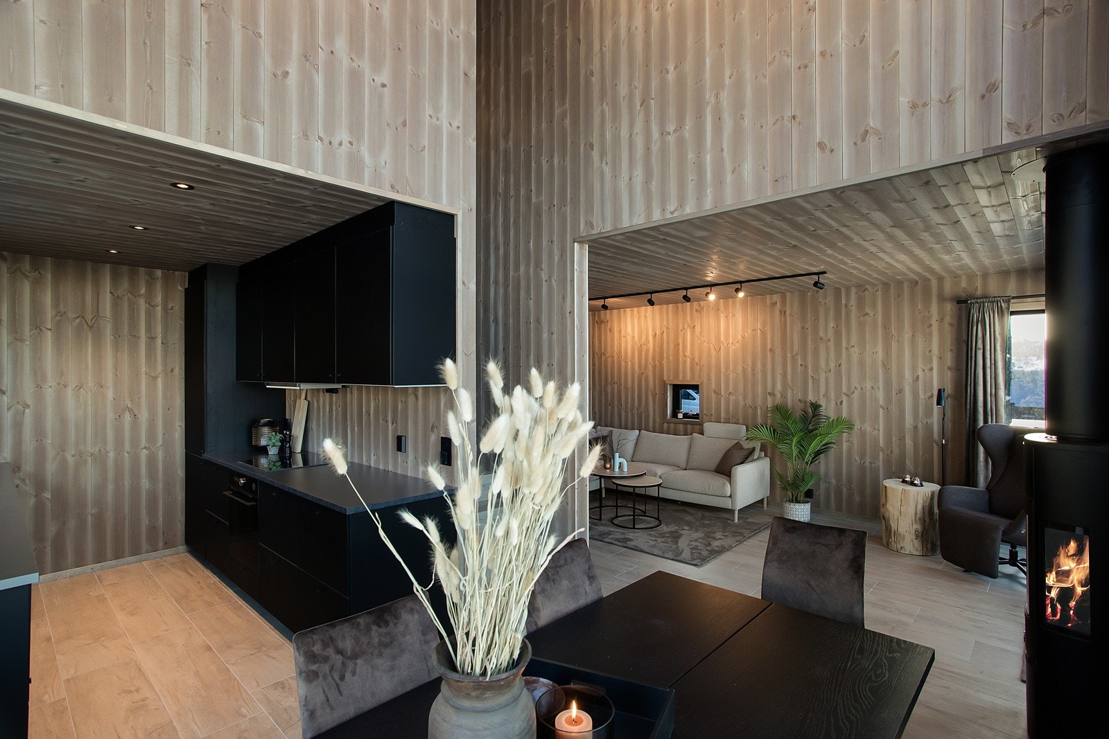 Stikkontakter, spotter, servant, armaturer m.m. er i matt, sort utførelse som gir et helhetlig og moderne uttrykk. Galleribilde