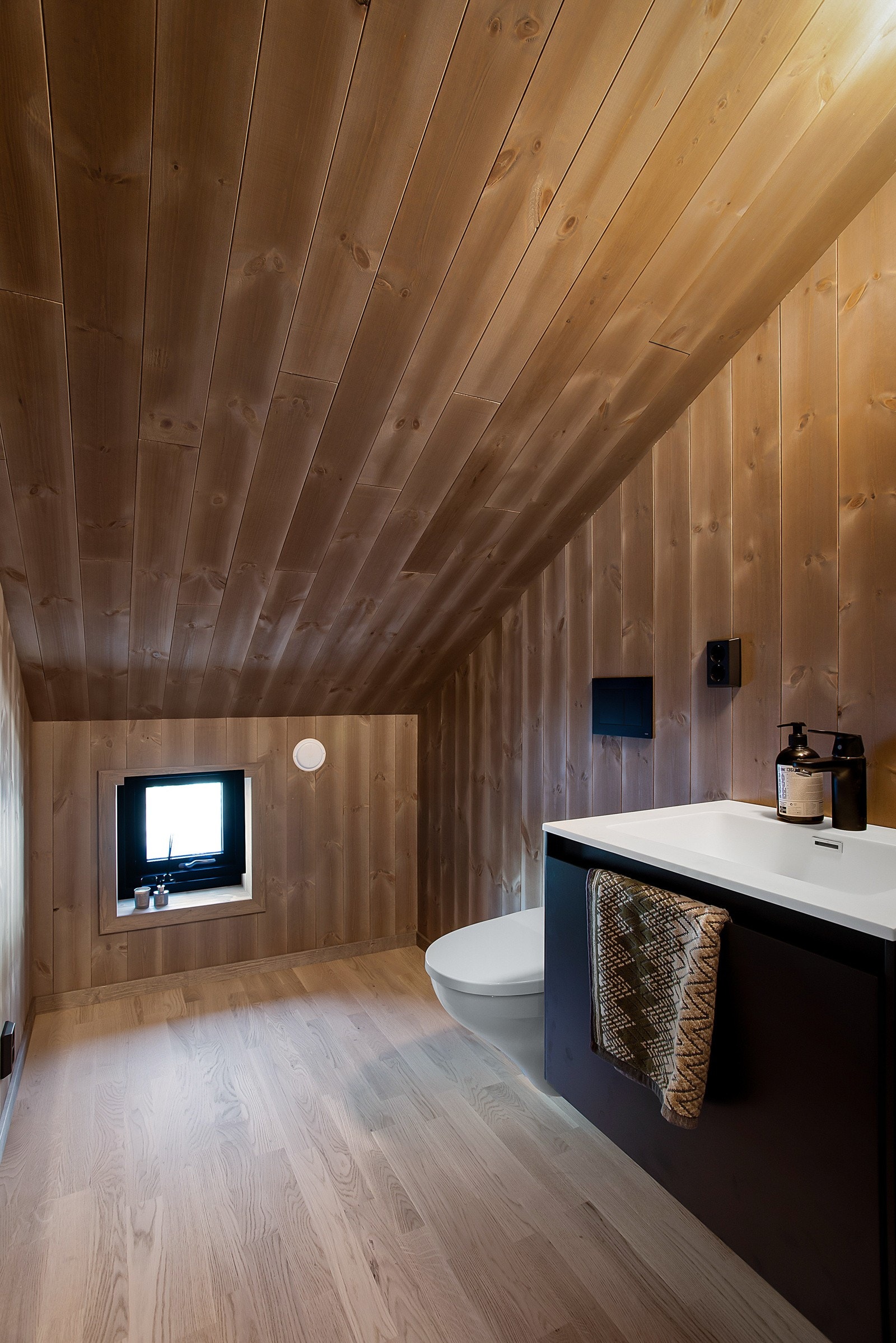 Praktisk toalettrom i 2. etasje innredet med toalett og servant. Galleribilde