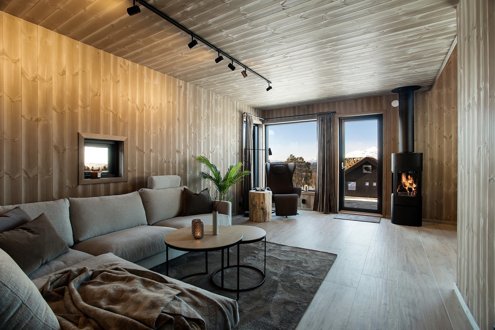 Hyggelig stue med moderne peisovn og opplegg til TV. Flott panel og listefritt tak. Galleribilde