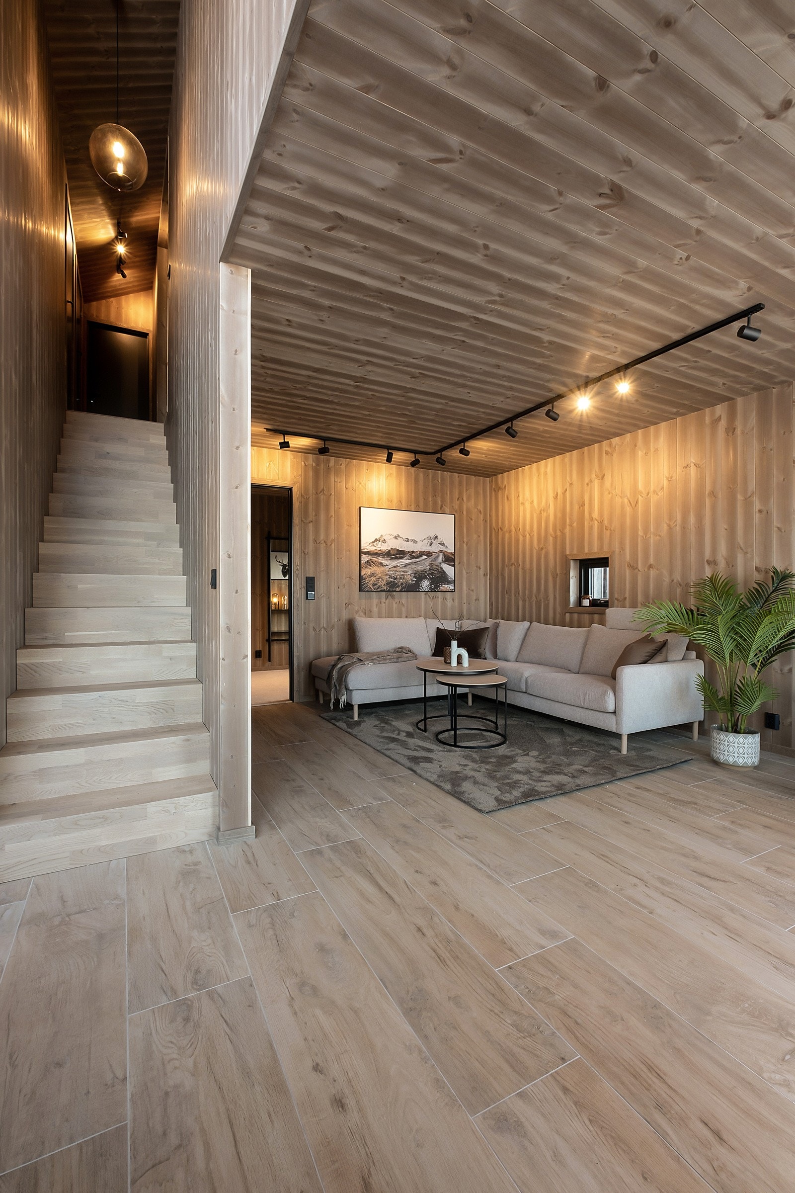 Fra stue/kjøkken er det trapp opp til 2. etasje som inneholder loftstue, 4 soverom og toalettrom. Galleribilde