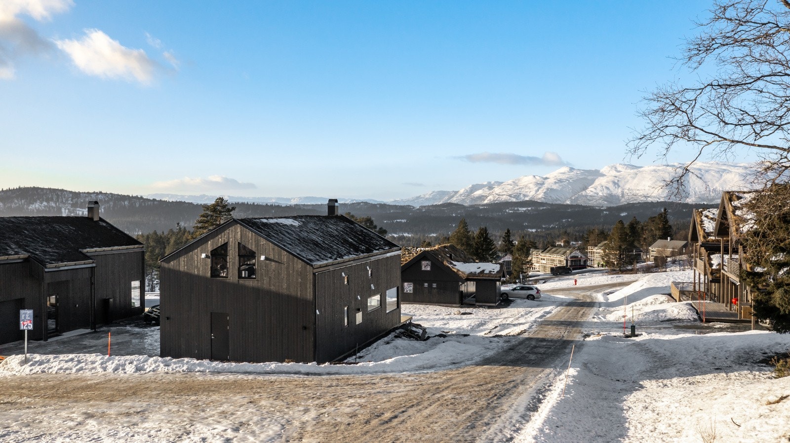 Hytta ligger 866 moh og har en helt eventyrlig utsikt i alle retninger - nyt skue over Langfjellene og Raulandsfjell. Galleribilde