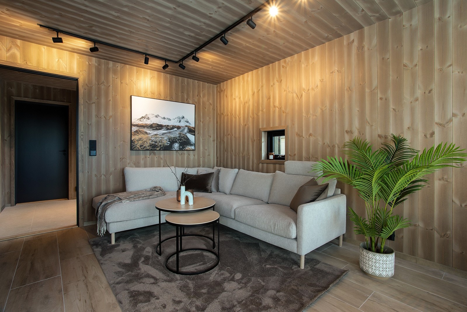 Tak, vegger og listverk er beiset med interiøsbeis i samme fargenyanse. Dette skaper en fin ro og et moderne uttrykk som må oppleves. Galleribilde