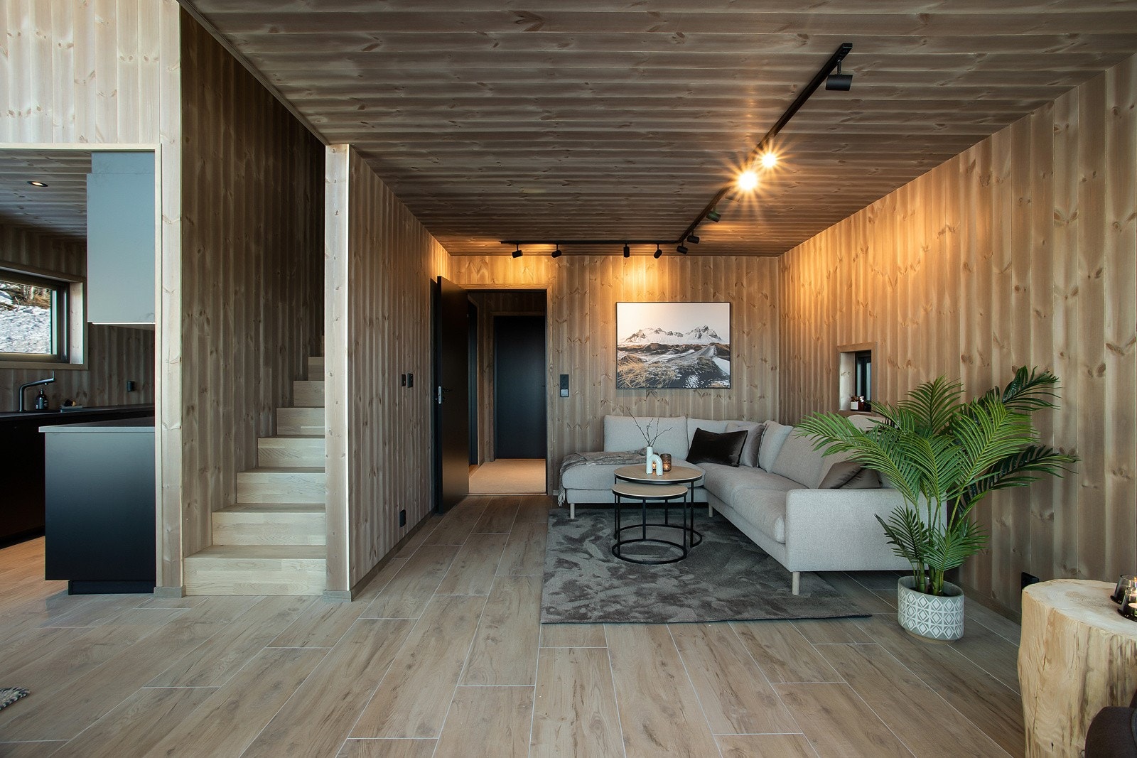 Hytta har en åpen stue/kjøkken-løsning som skaper en sosial og trivelig atmosfære. Stuen er klargjort for vegghengt TV. Galleribilde