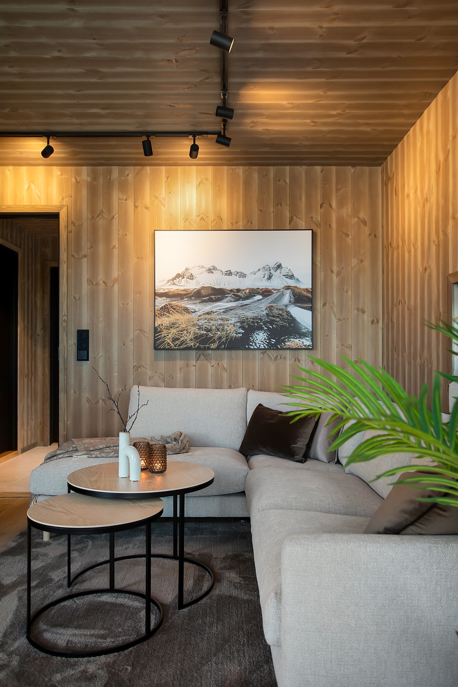 Hele hytta er panelt listeløst mot tak i glattpanel i fargen salthavsgrå som skaper en lun og trivelig atmosfære. Karm og gulvlister i lik utførelse. Galleribilde