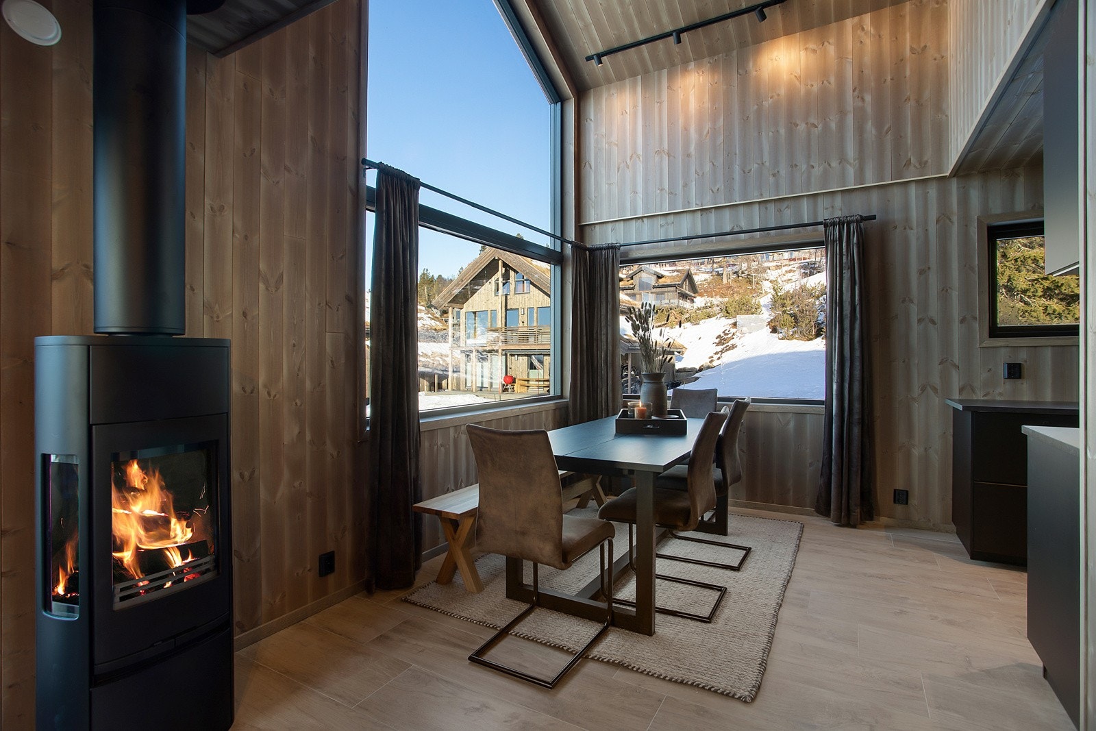 Kjøkkenet innbyr til sosialt hygge - Rommet har god plass til familie og venner rundt langbordet til middager, såvel som til spillekvelder Galleribilde