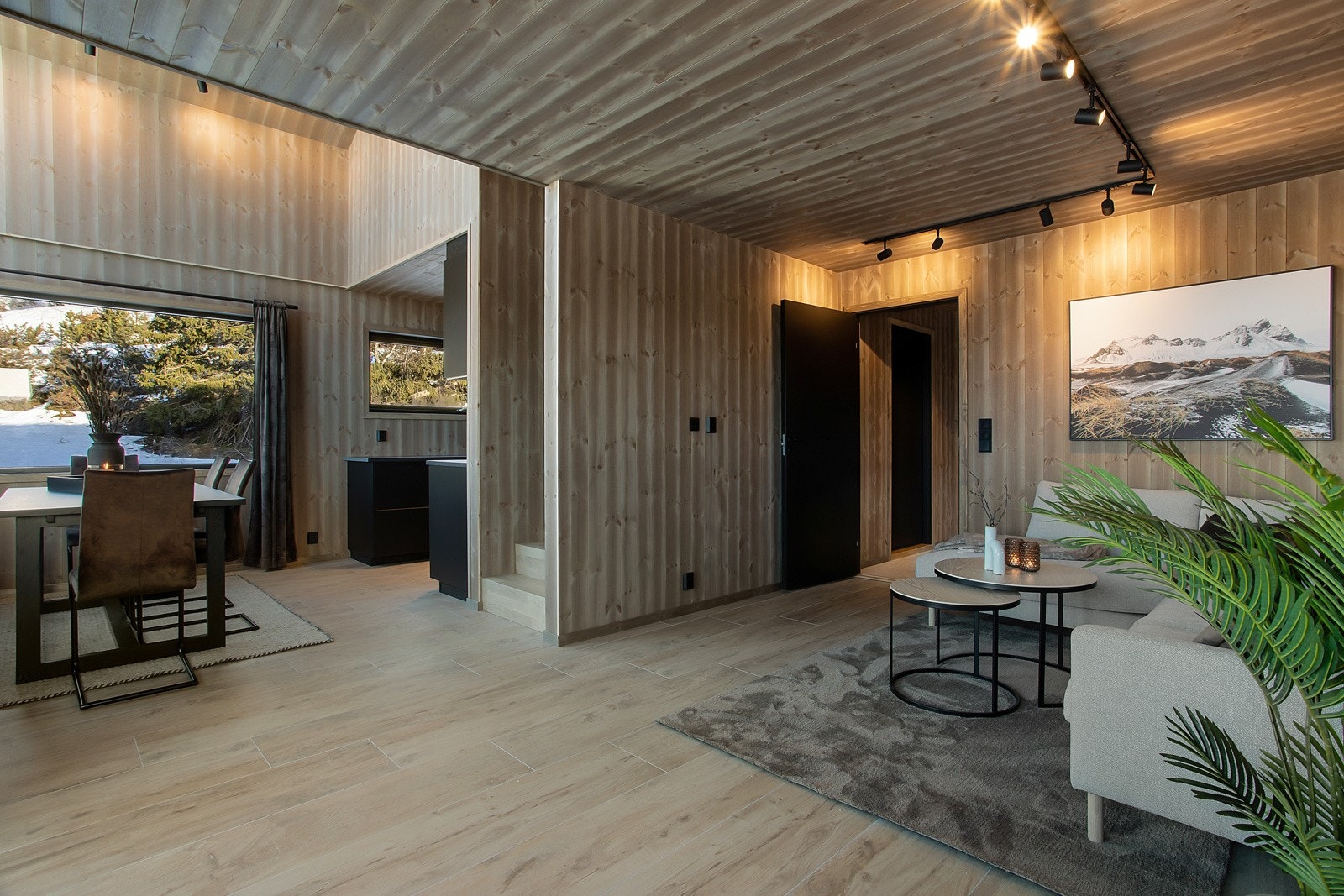 Legg merke til flott håndverk og at taket er listefritt i hele hytta. Galleribilde