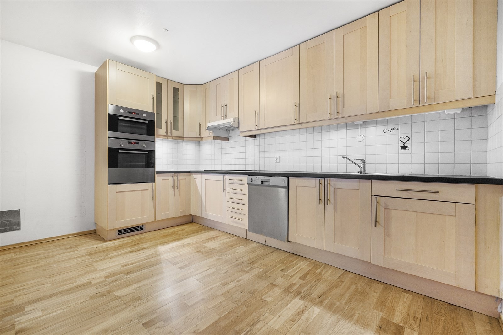 Utstyrt med hvitevarer som komfyr, platetopp, micro, oppvaskmaskin, frittstående kjøl/ fryseskap samt ventilator over kokesone av type flexit Galleribilde