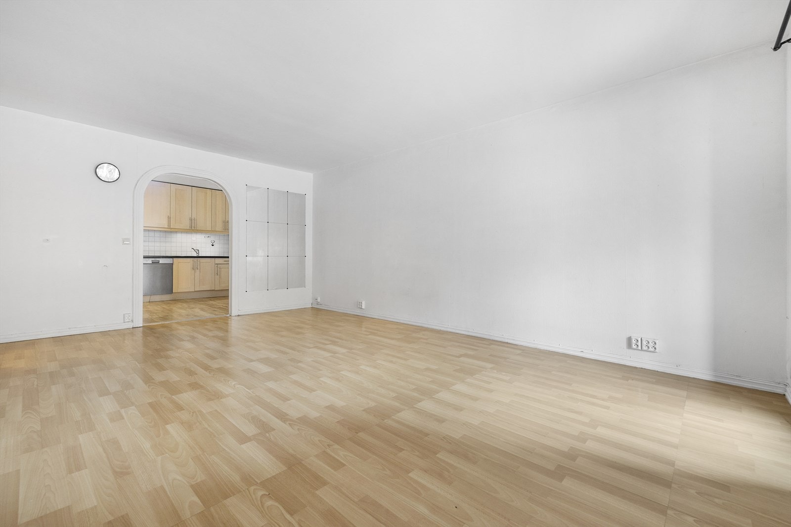 Kjøkkenet har delvis åpen løsning mot romslig stue Galleribilde