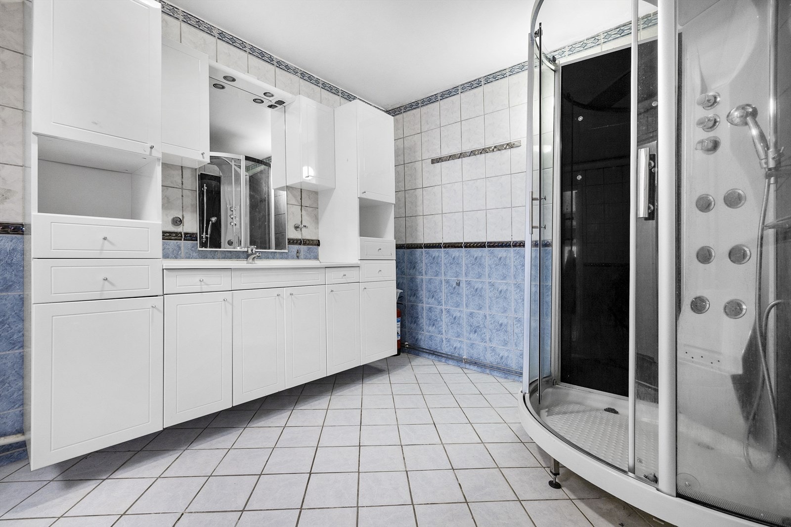 Meget stort bad med flislagt gulv og vegger Galleribilde