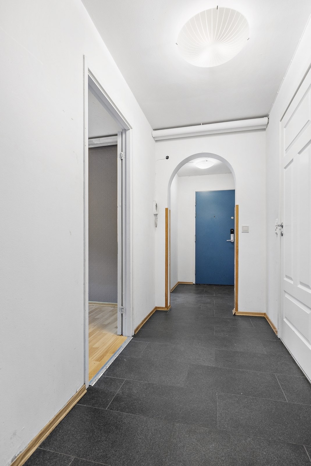 Velkommen inn! Flott entré som leder ut i gang adskilt med buet åpning. Soverom til høyre og innvendig bod finnes til venstre ved entré Galleribilde