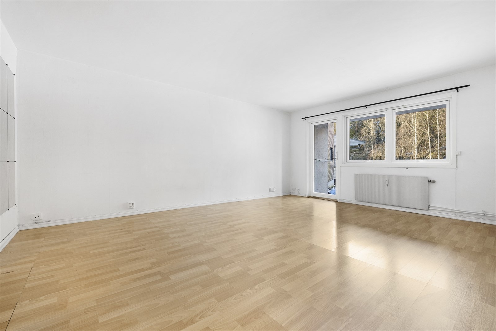 Stuen har store vinduer som sikrer godt lysinnfall og god romfølelse. Fra stuen er det utgang til hyggelig markterrasse og hage Galleribilde