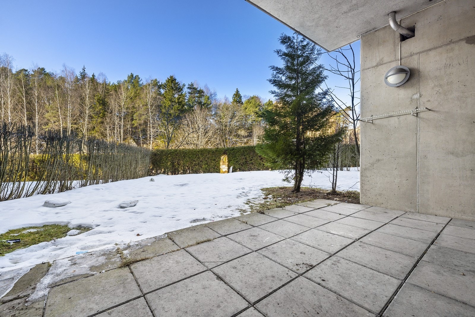 Vestvendt markterrasse og romslig hage med gode solforhold Galleribilde