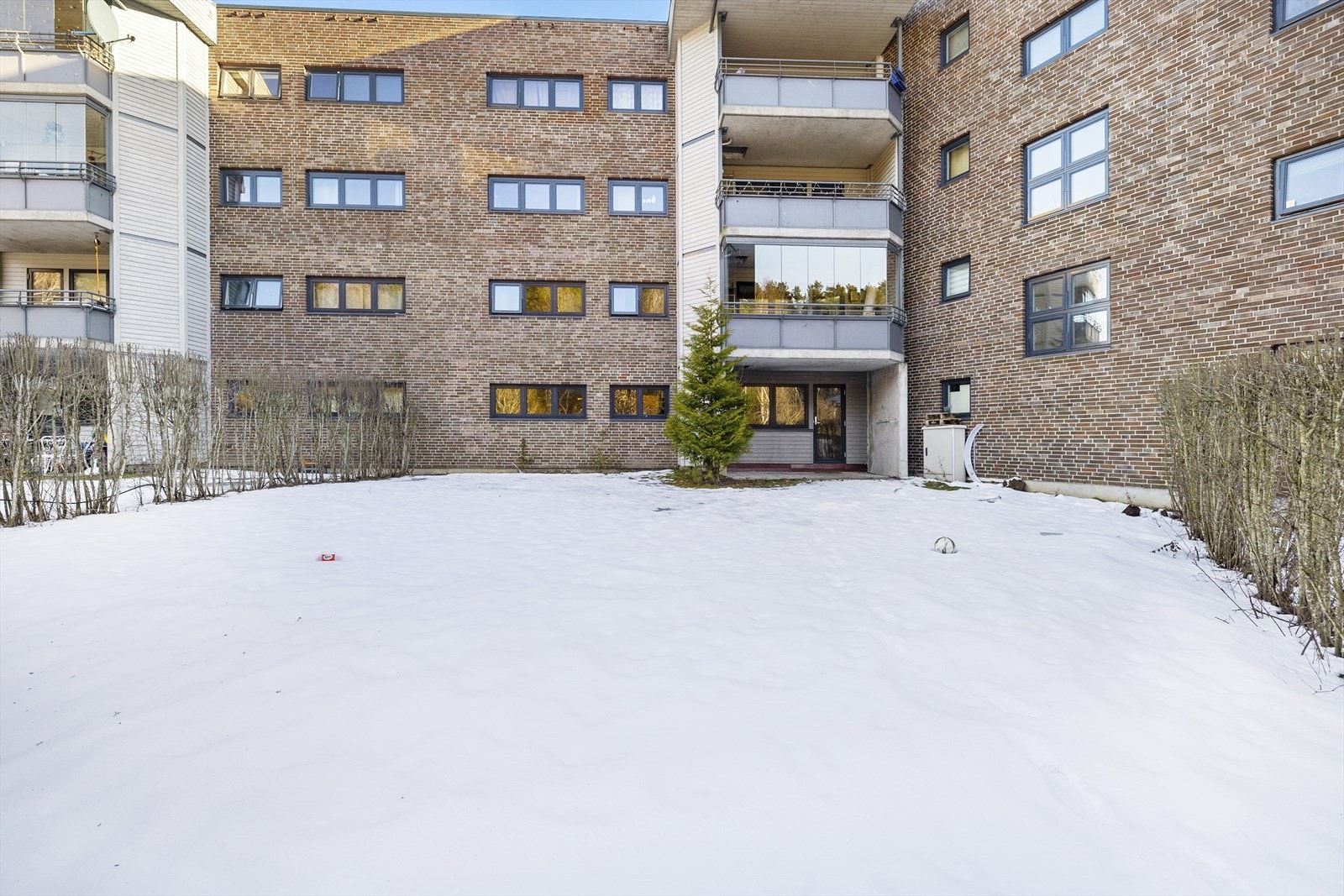 Vestvendt terrasse og stor hage med gode solforhold Galleribilde