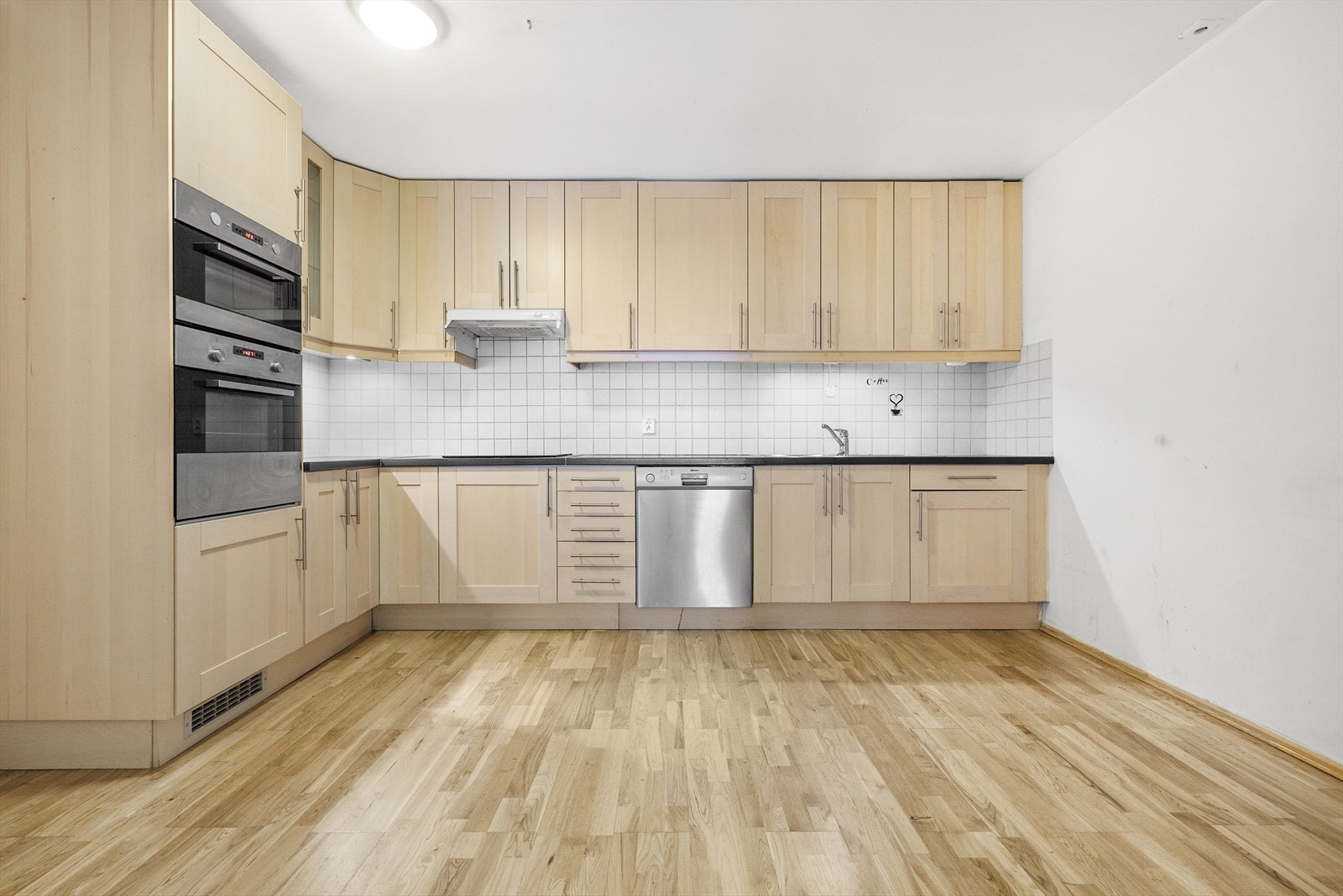 Kjøkkeninnredning med profilerte fronter, benkeplate i laminat med kum og ett-greps blandebatteri Galleribilde