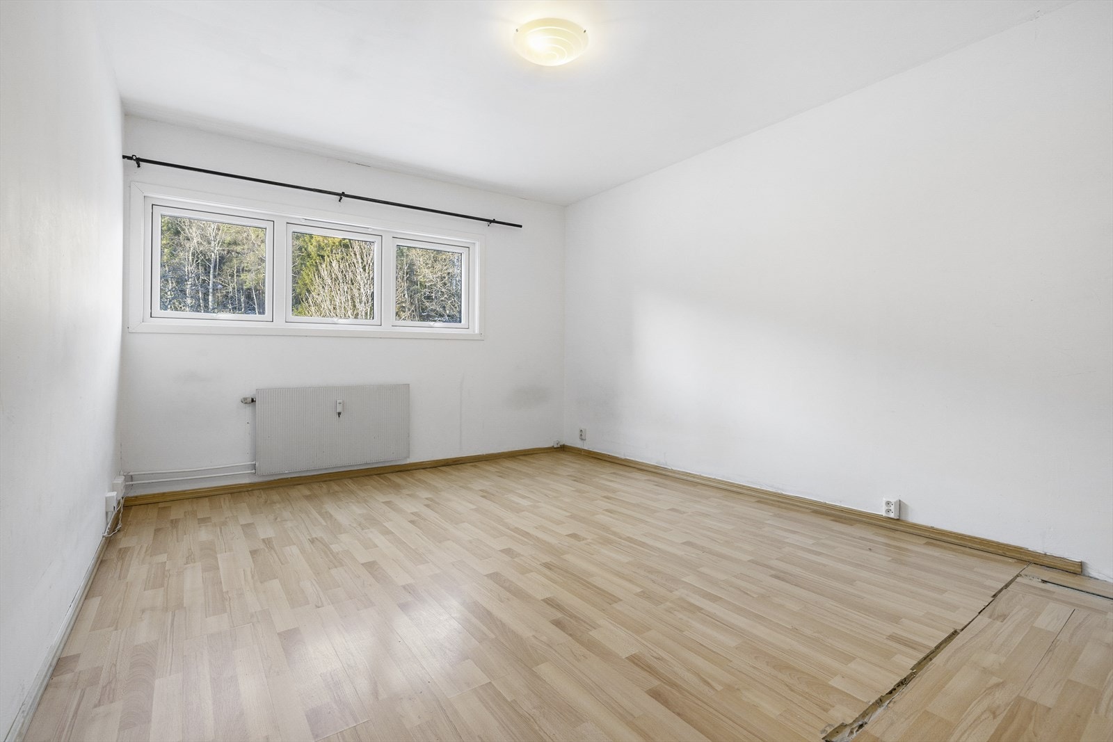 Romslig hovedsoverom med gode innredningsmuligheter. Se neste bilde for inspirasjon >> Galleribilde