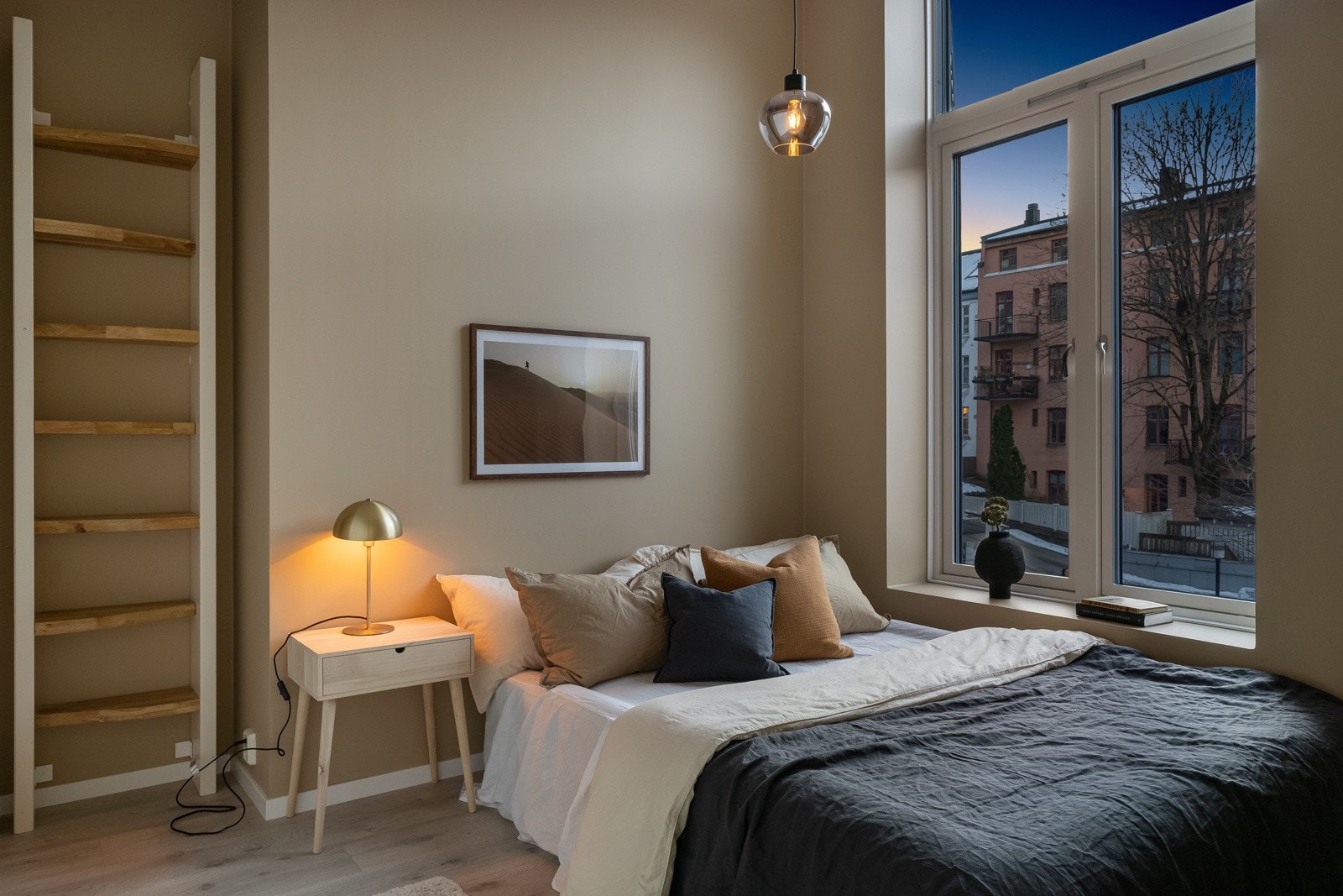 Stort soverom har en romslig atmosfære Galleribilde