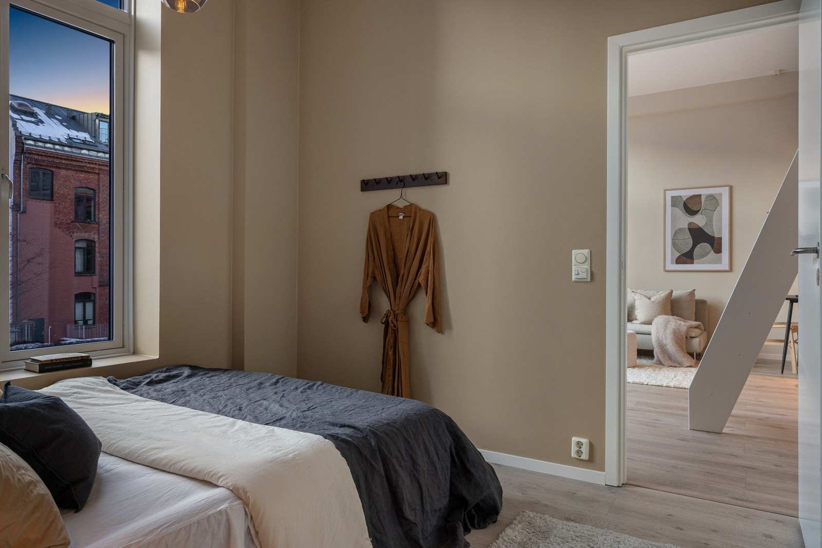 Det er god plass til både stor seng og mye skap-og lagringsplass Galleribilde