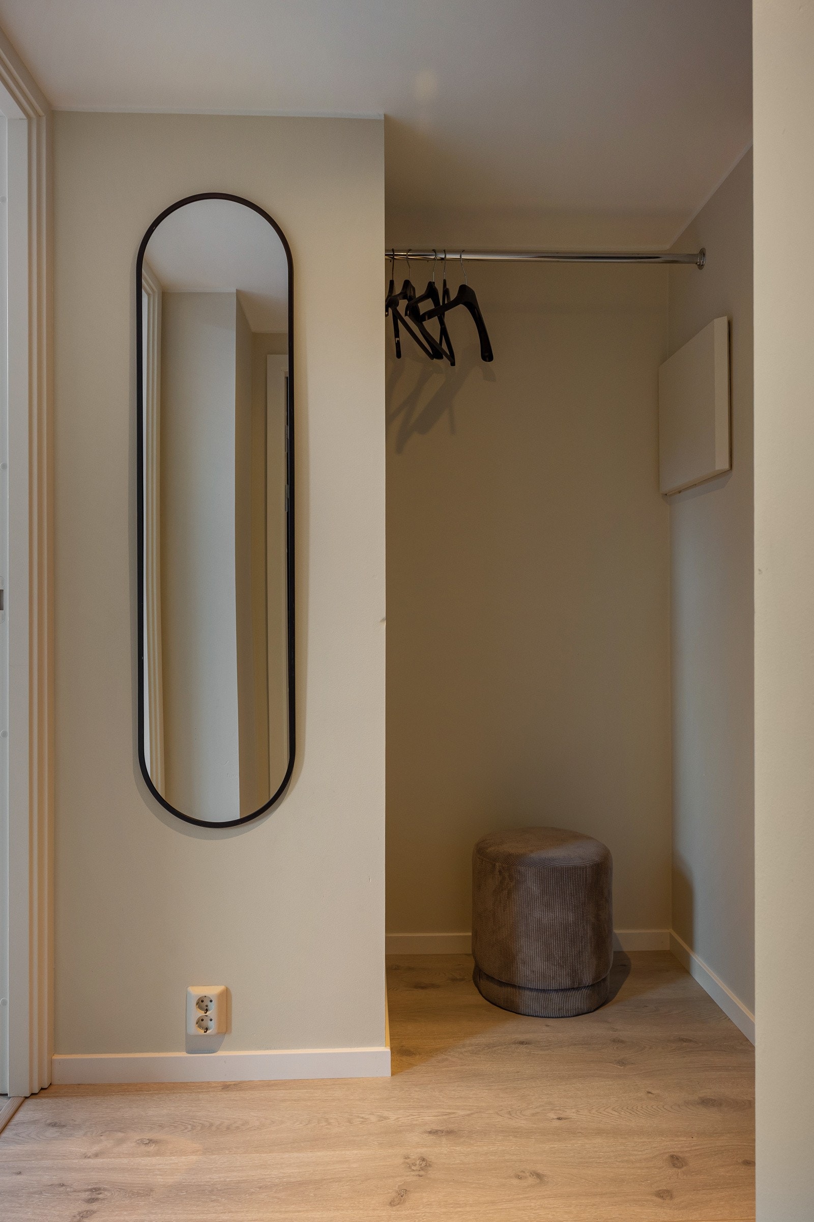 Entré har en praktisk nisje til tykkere ytterbekledning Galleribilde