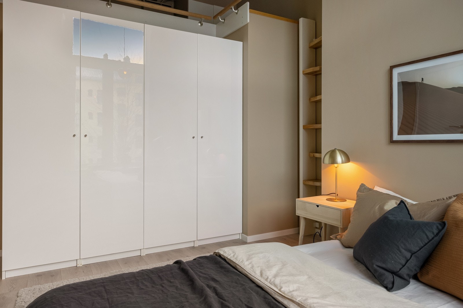Soverommet har praktisk garderobeskap med glatte fronter og hems for ekstra lagringsplass på ca. 5,5kvm Galleribilde