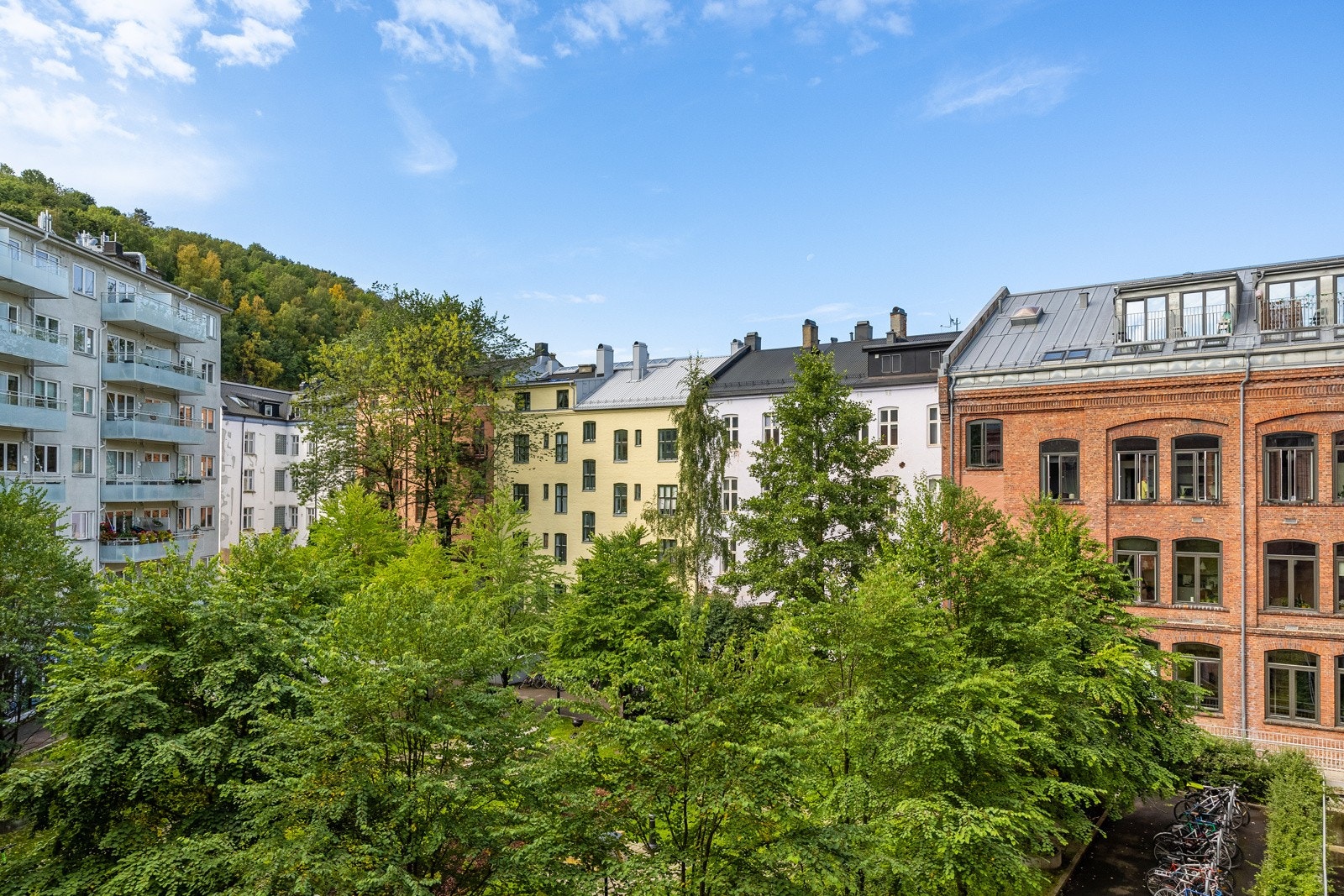 Leiligheten har nydelig utsyn over den frodige bakgården og kvartalets pene fasader. Dette er ikke utsynet til leiligheten Galleribilde