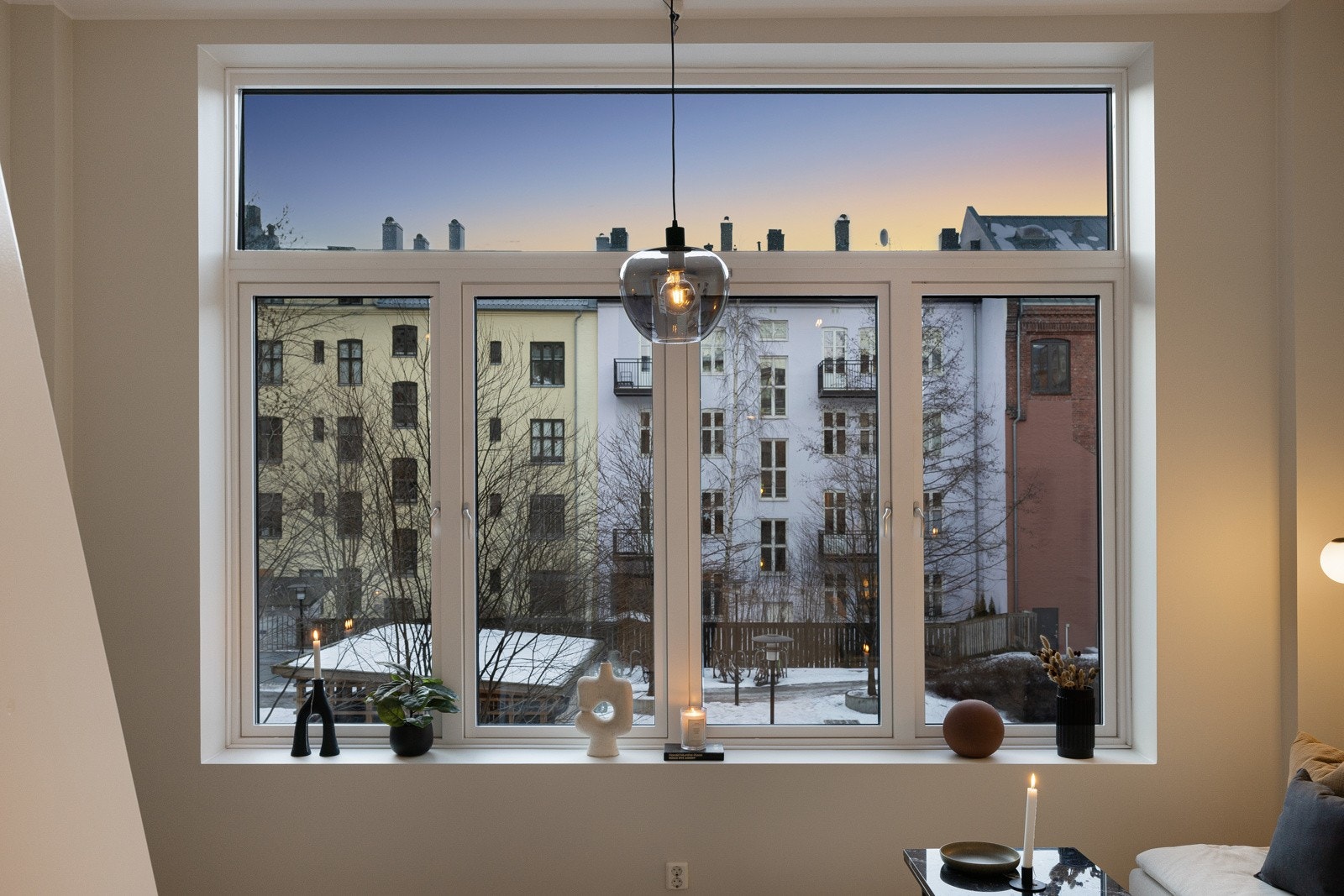 Nye store sydvendte vinduer med trelags isolerglass ble montert i 2021 og har god isolasjonsevne Galleribilde