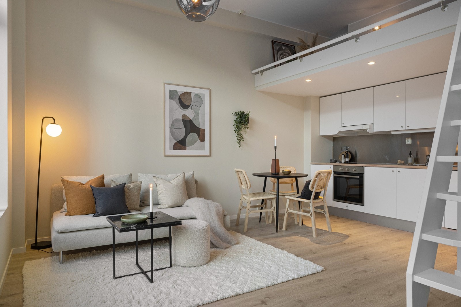 Romslig atmosfære i stuen Galleribilde