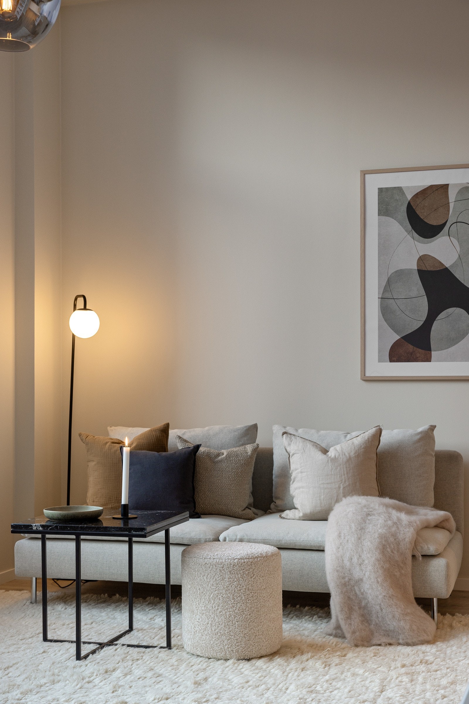 Stuen byr på god plass til alternativ møblering Galleribilde