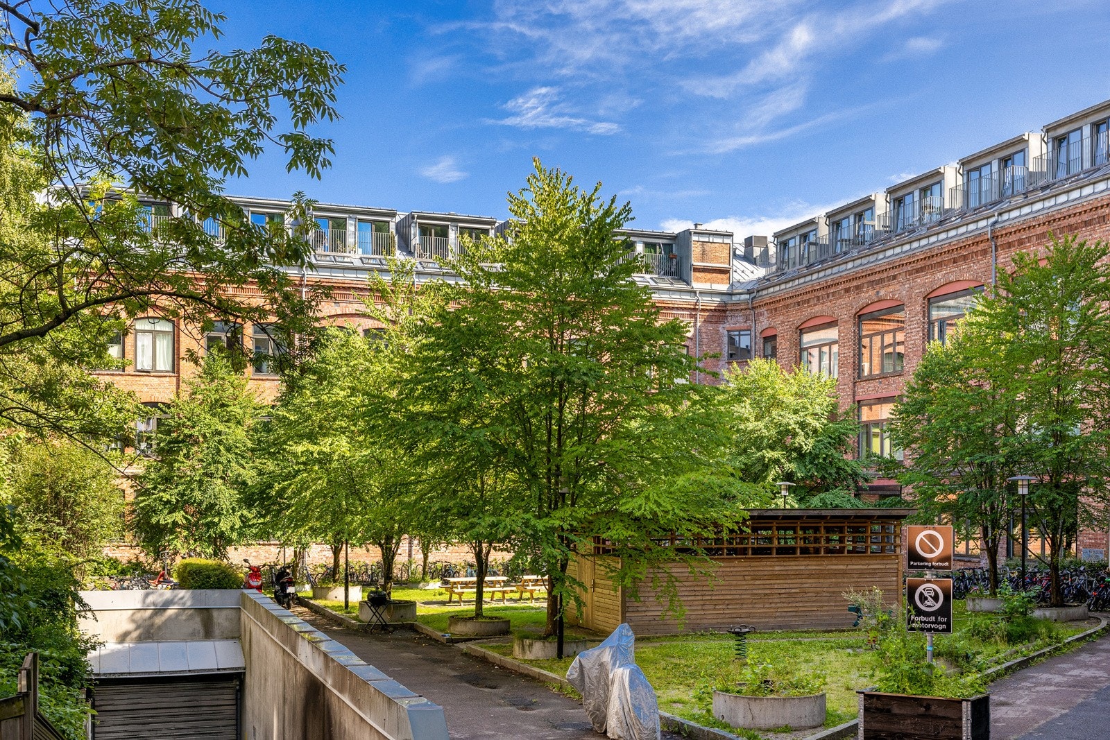 Sykkelparkeringen er flittig brukt av beboere i borettslaget Galleribilde