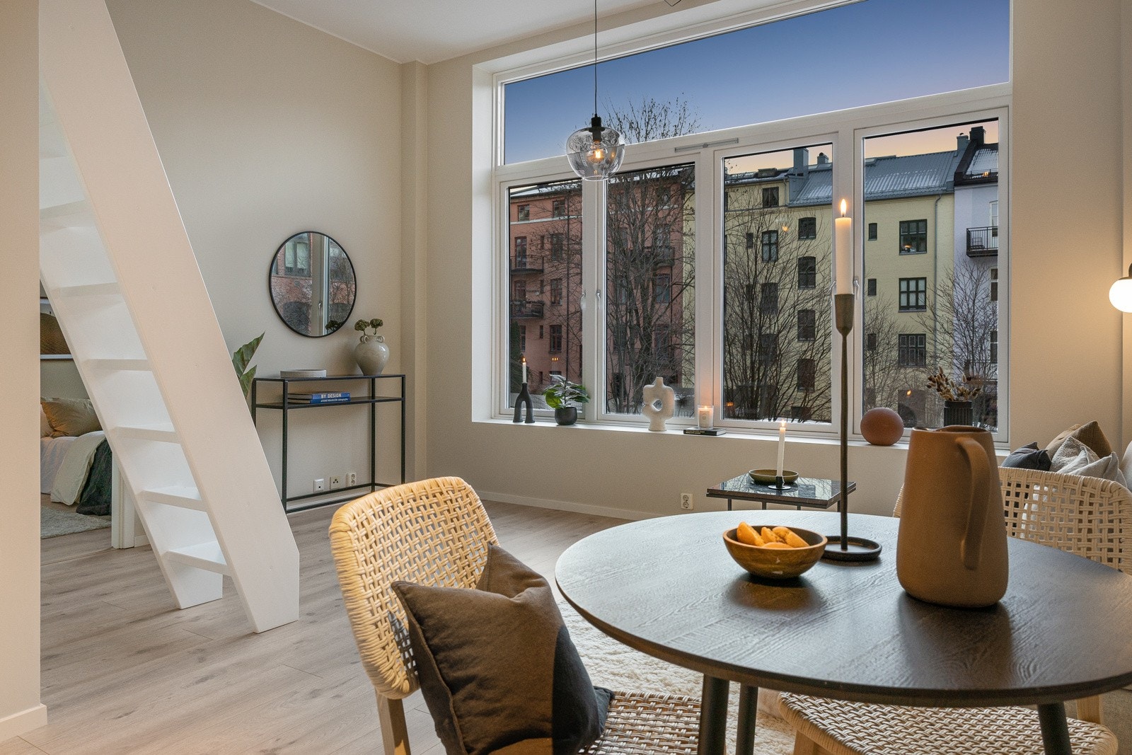 Det ble målt ca. 3,24 meter takhøyde i stuen Galleribilde