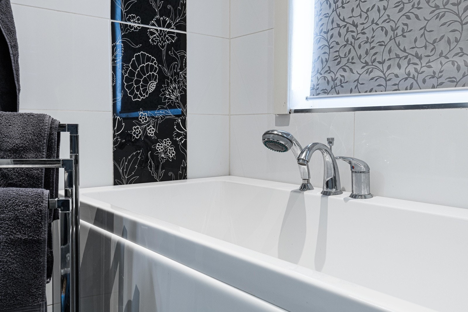 Videre har rommet både dusjhjørne (med regnfallsdusj) og badekar, vannbåren gulvvarme og mekanisk avtrekk. Galleribilde